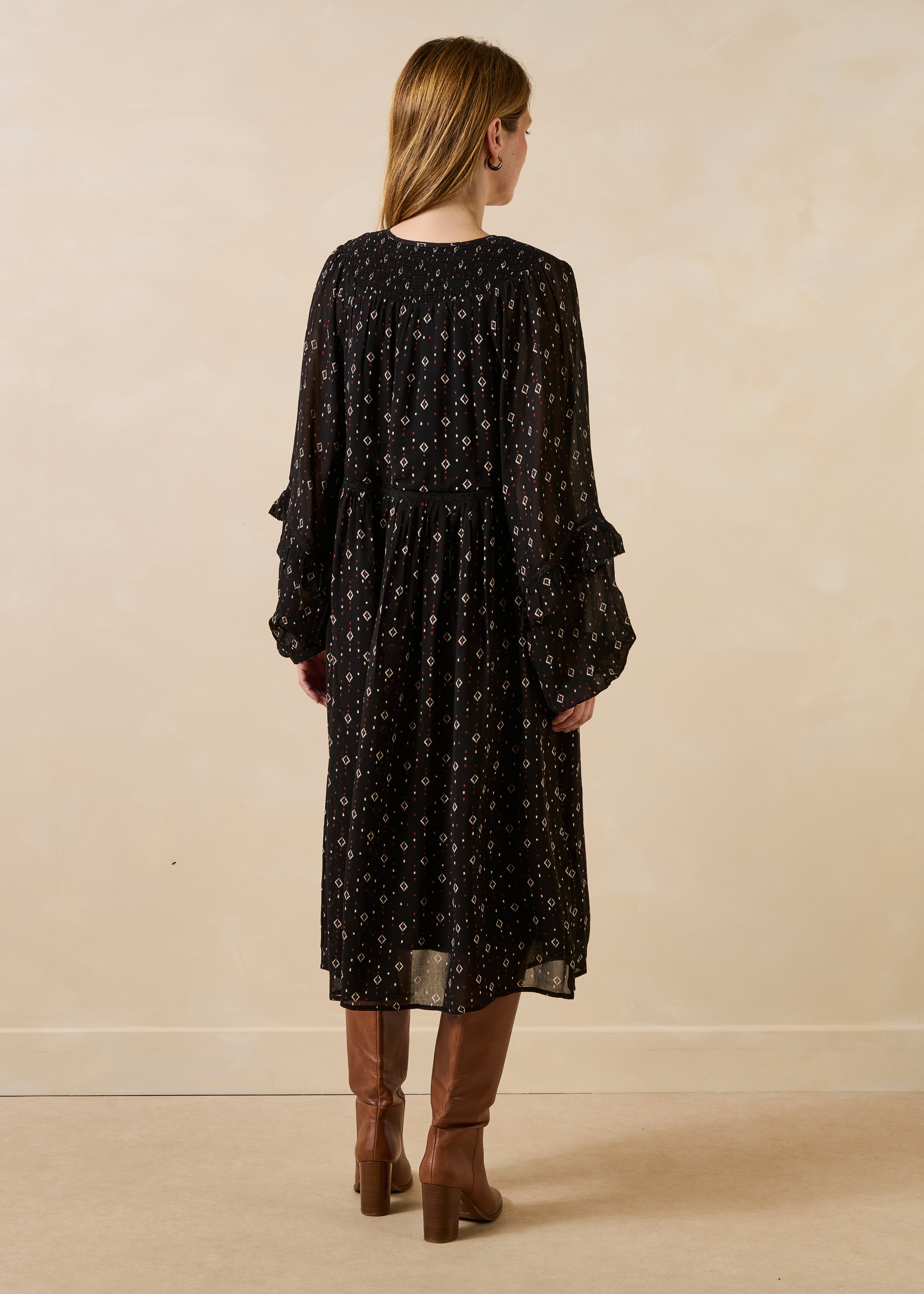 Robe midi noire en voile imprimé manches longues