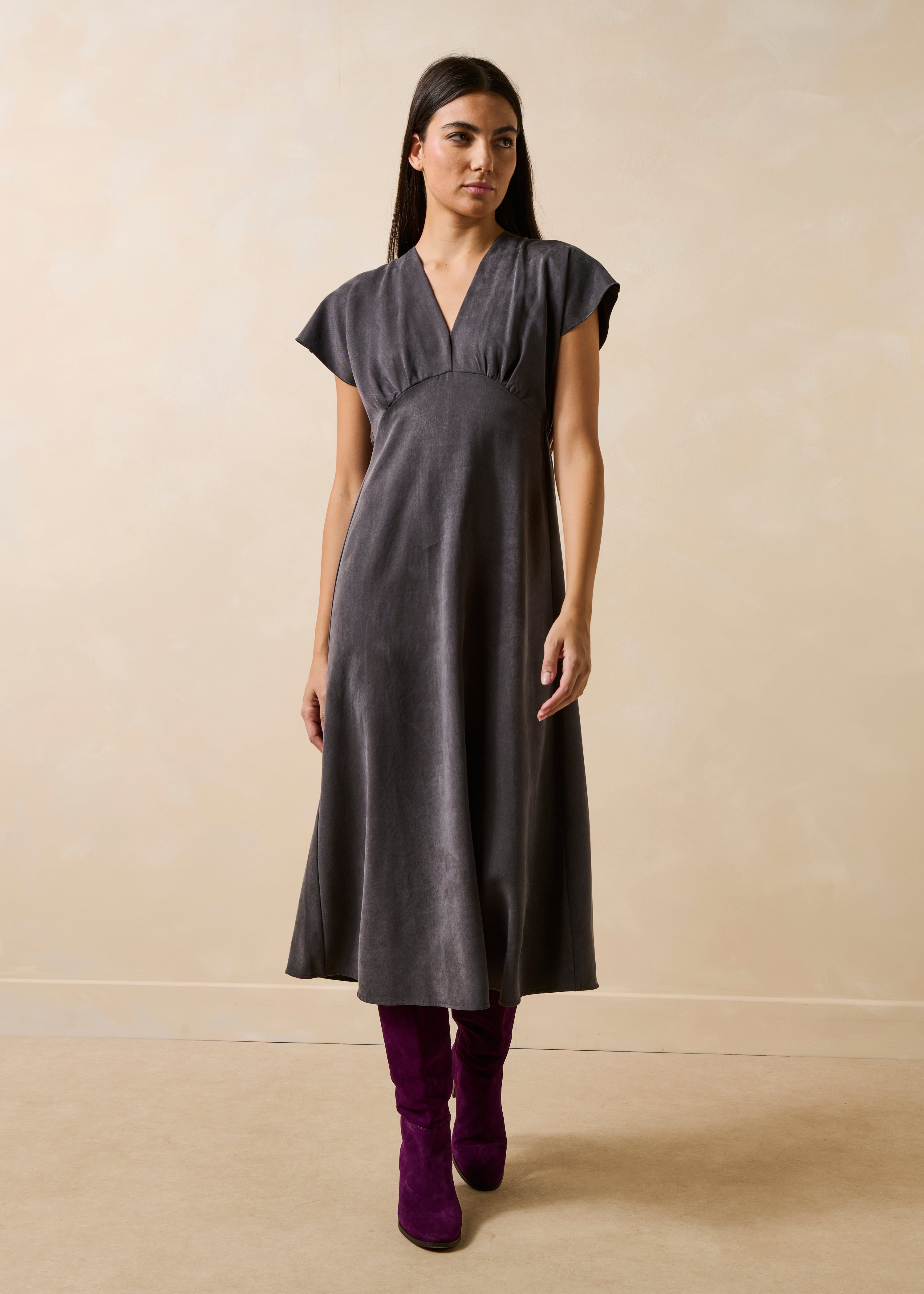 Abito lungo grigio in satin senza maniche