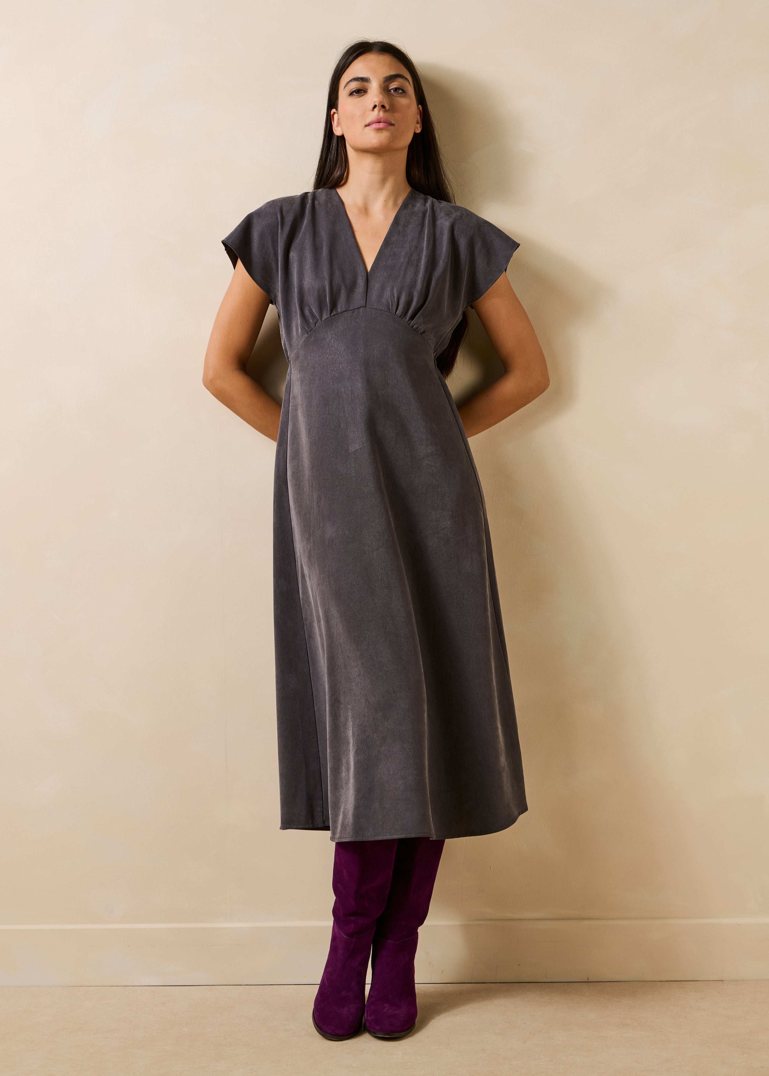 Abito lungo grigio in satin senza maniche