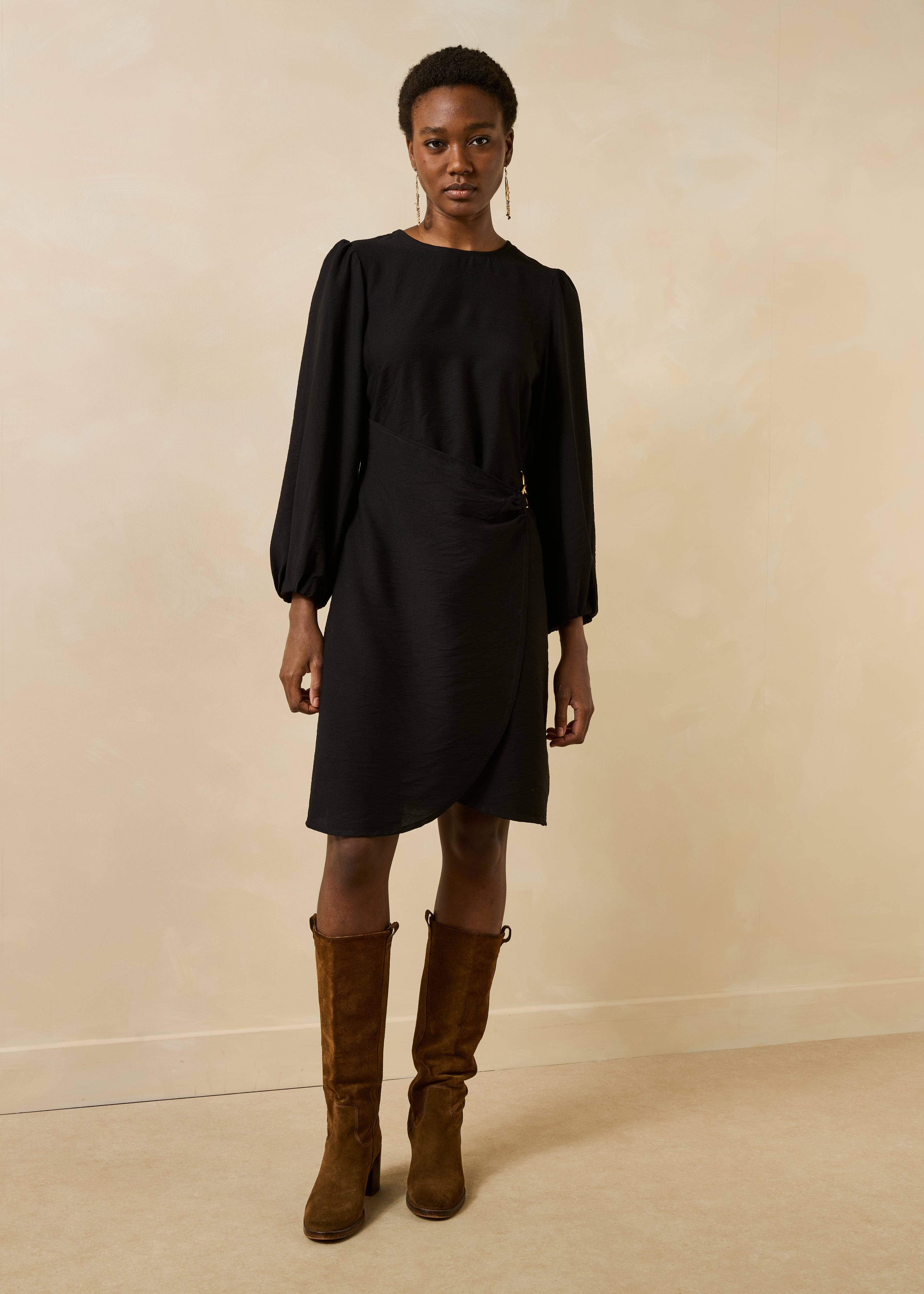Robe midi cintrée noire portefeuille