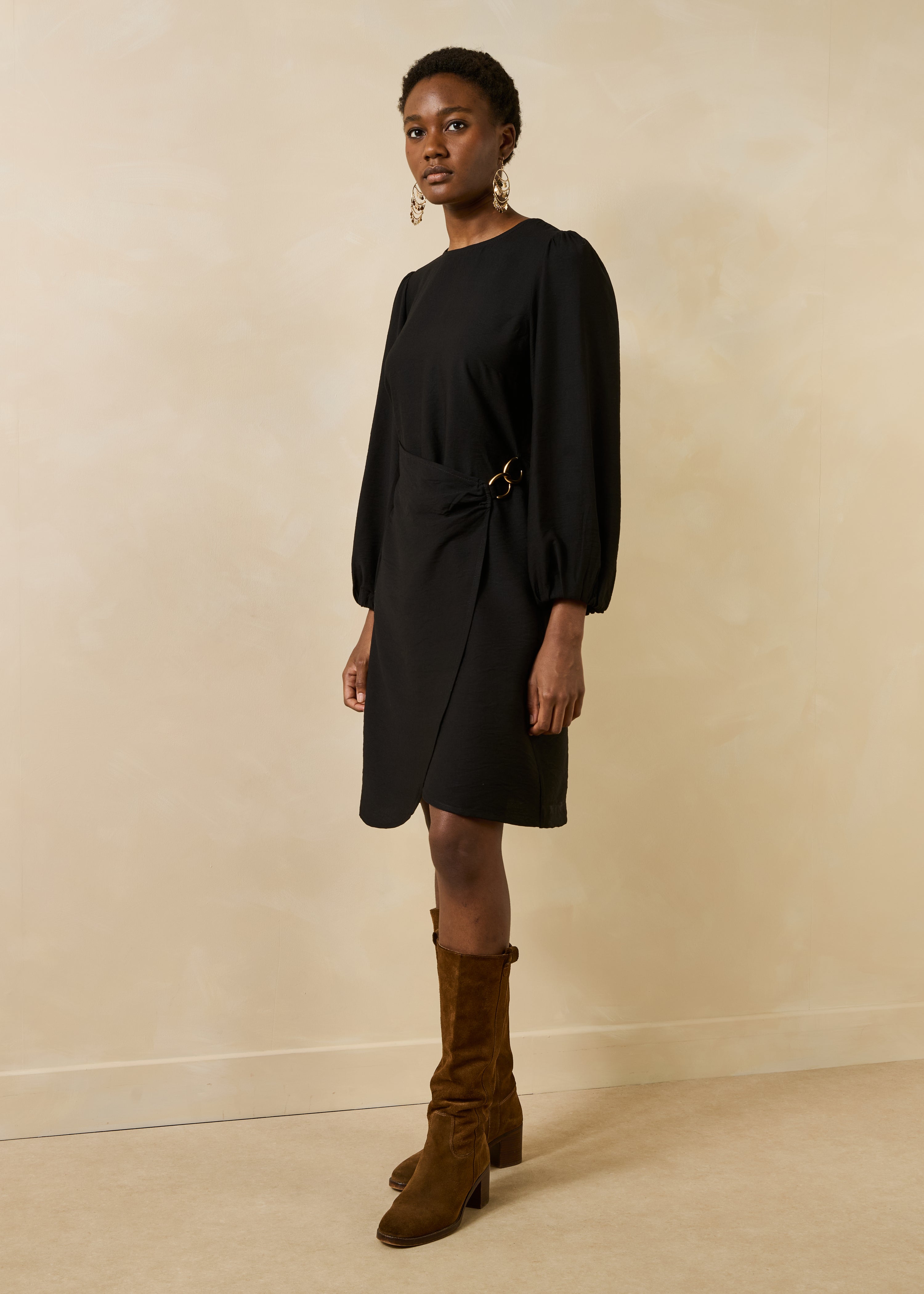Robe midi cintrée noire portefeuille