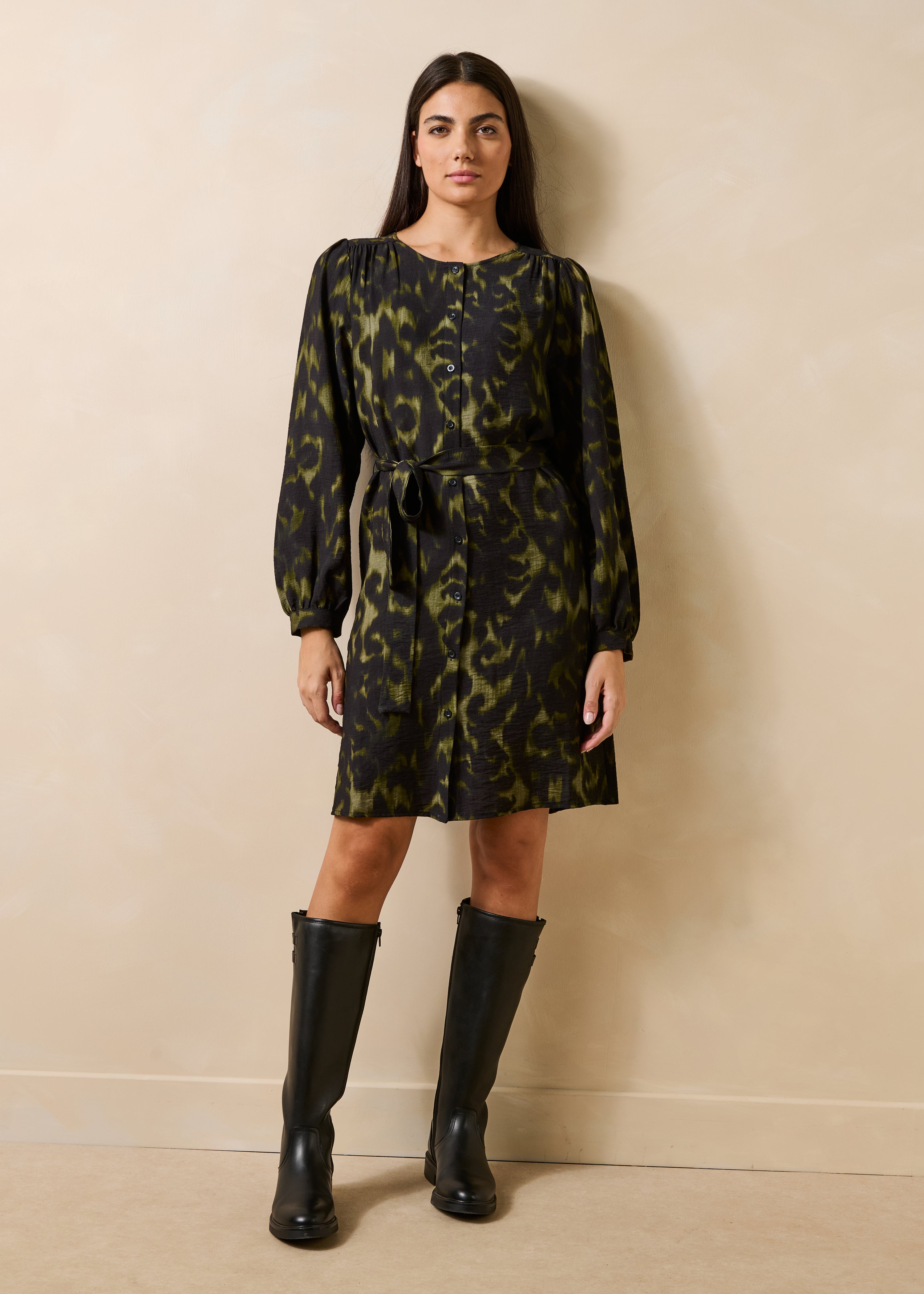 Short khaki buttoned dress with long printed sleeves