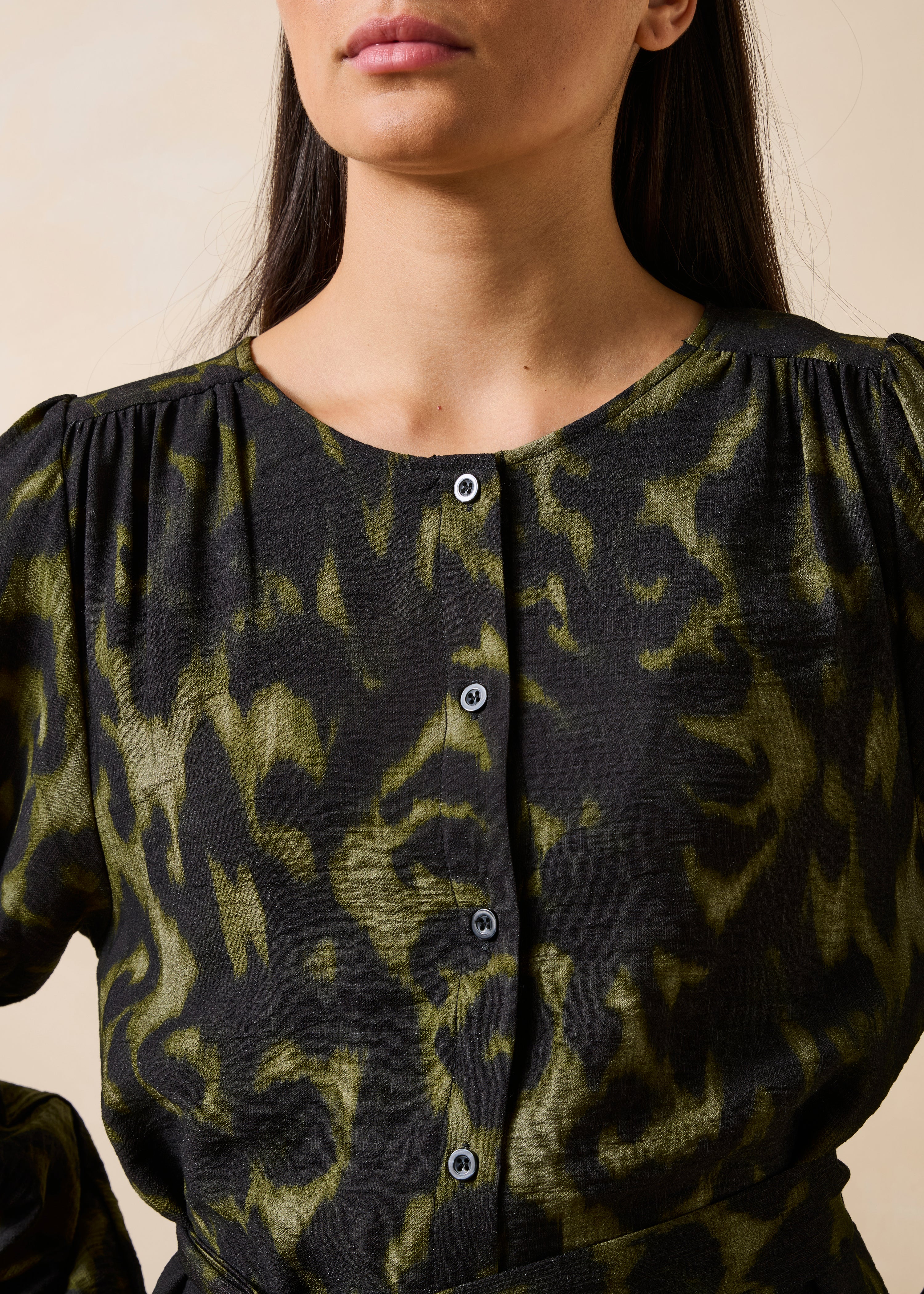 Short khaki buttoned dress with long printed sleeves