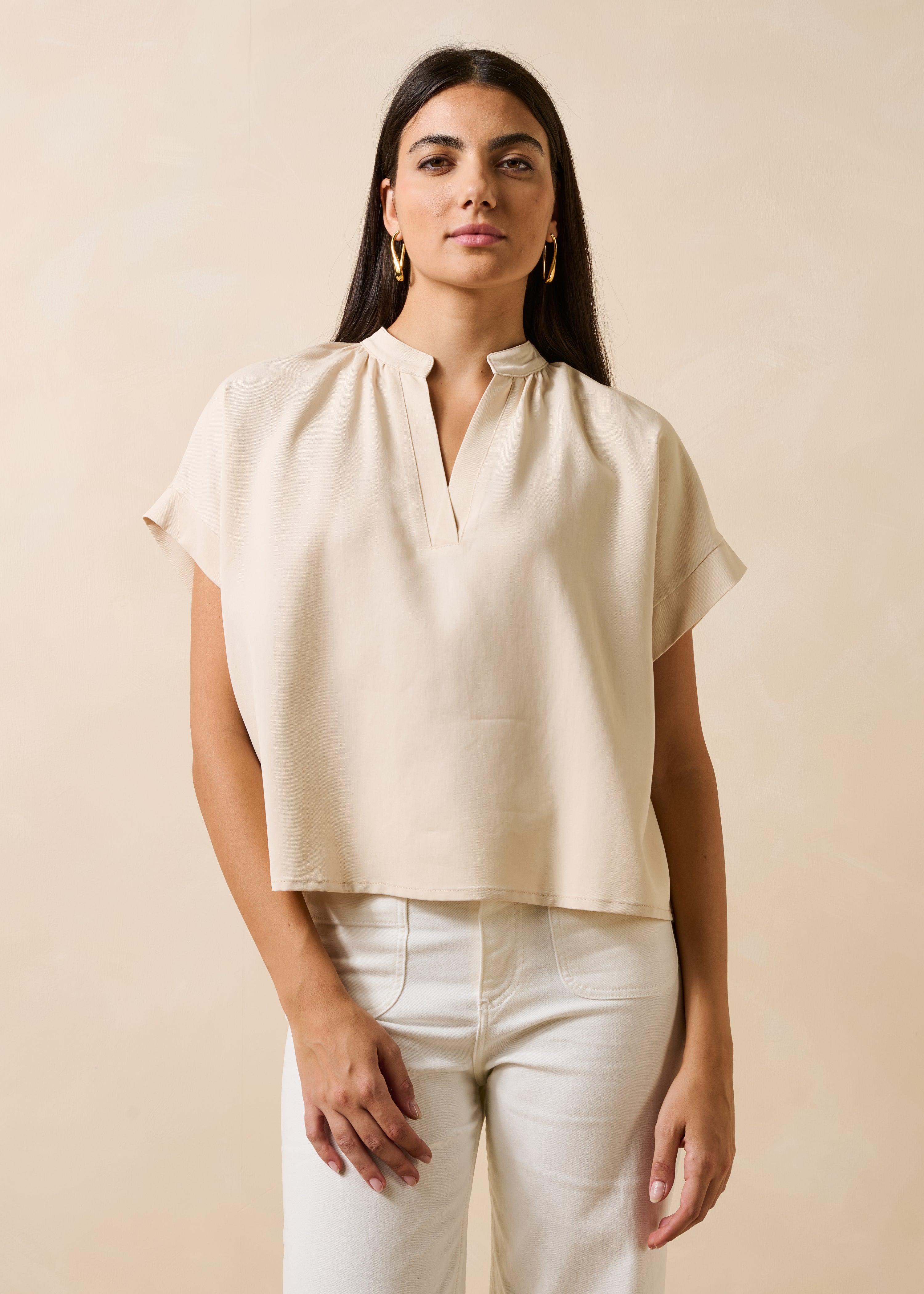 Ecru short-sleeve top with Tunisian neckline