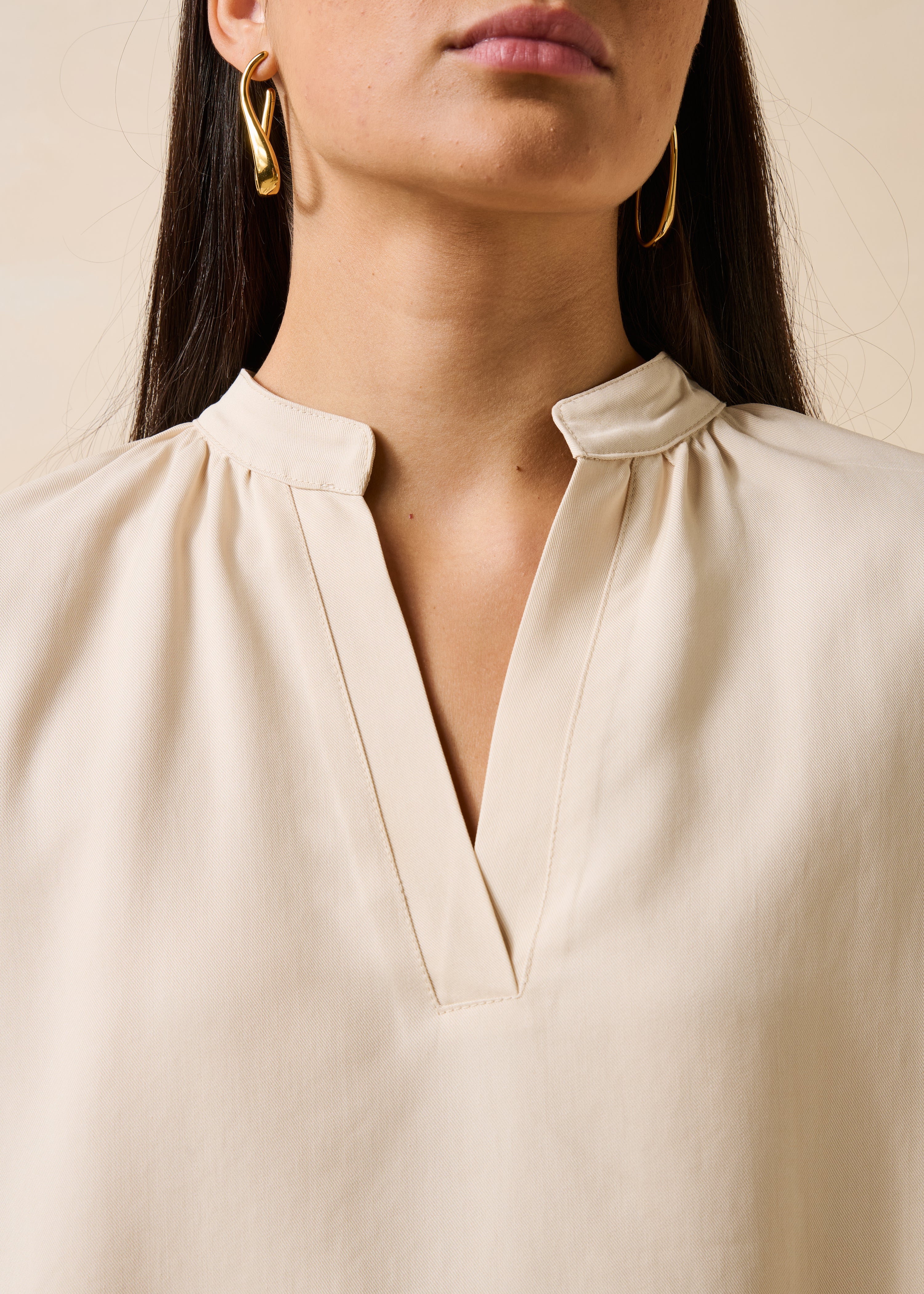Ecru short-sleeve top with Tunisian neckline