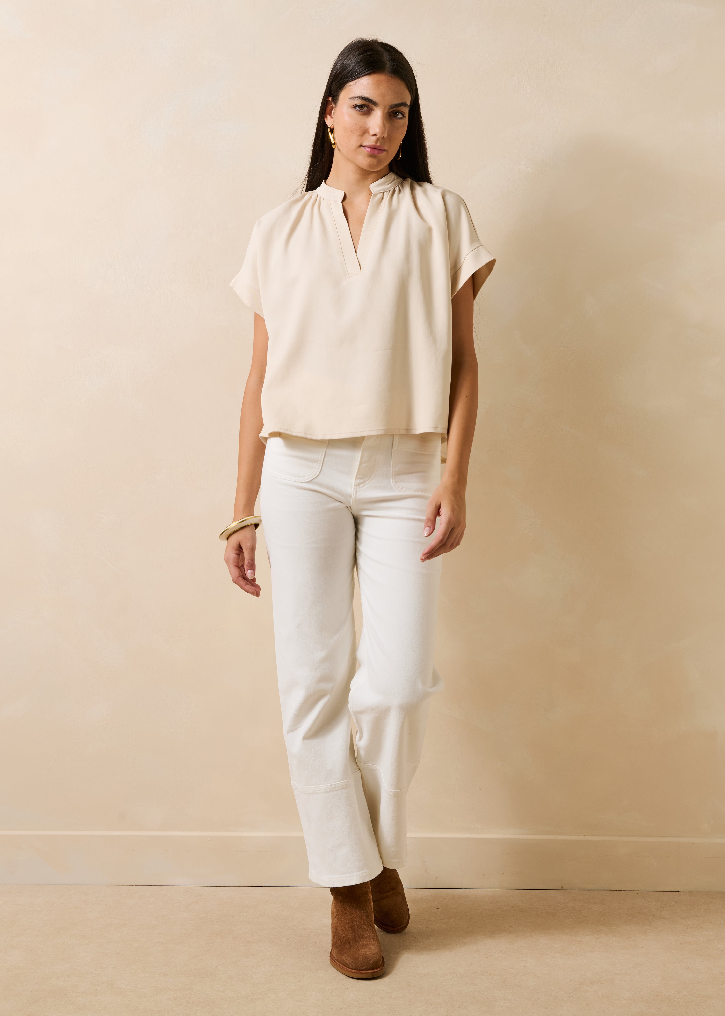 Ecru short-sleeve top with Tunisian neckline