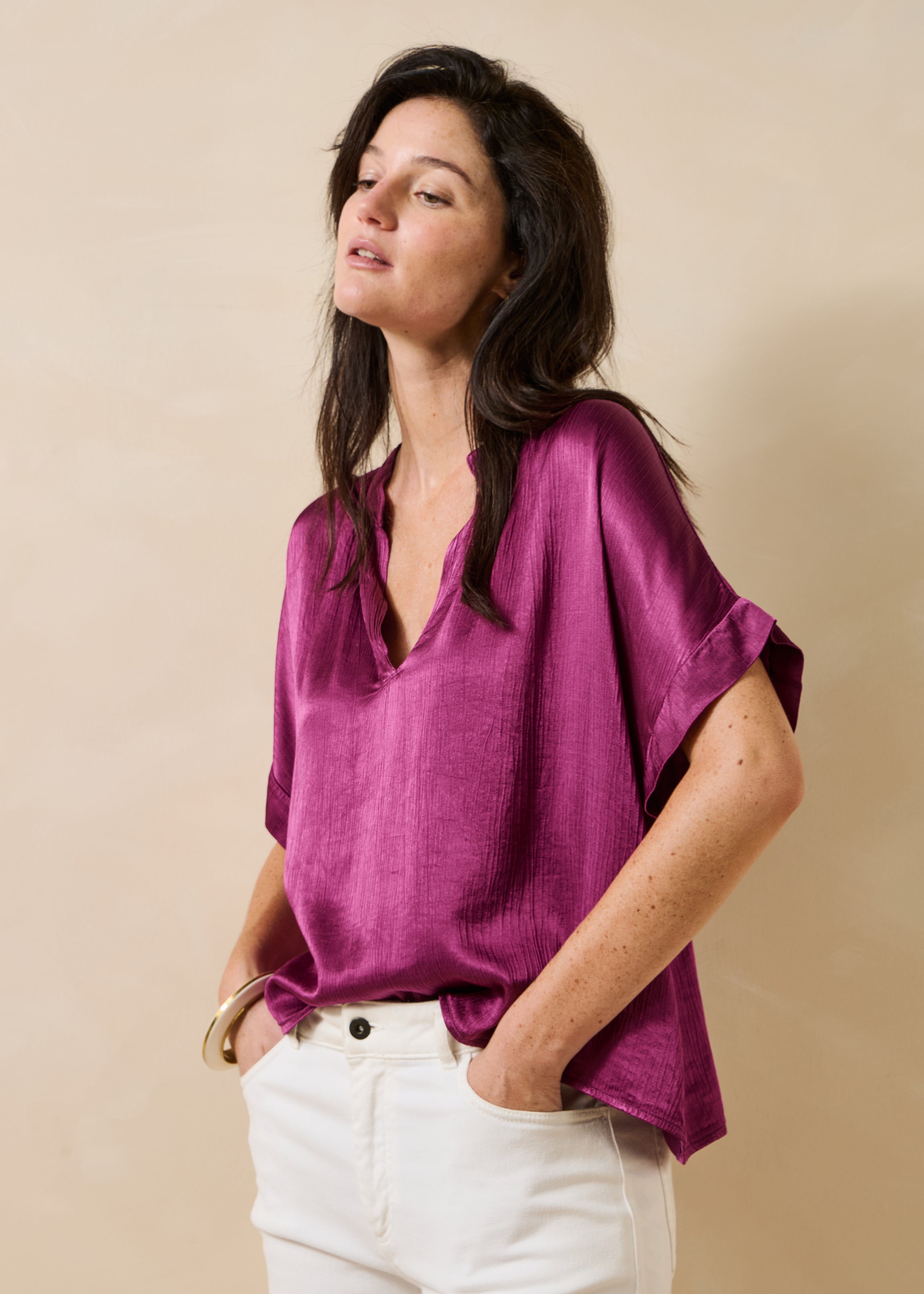 Short-sleeve violet satin top with Tunisian neckline