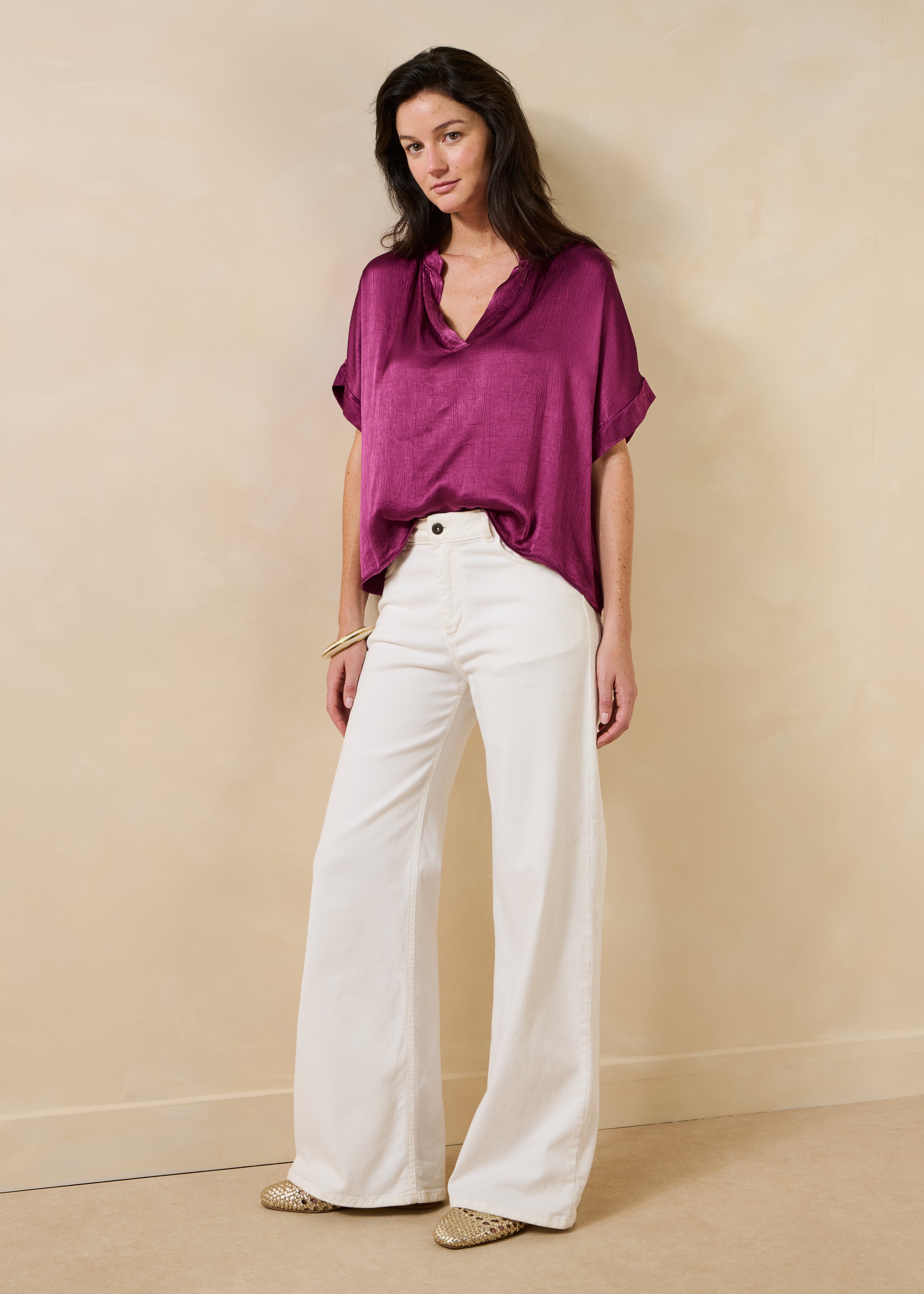 Short-sleeve violet satin top with Tunisian neckline