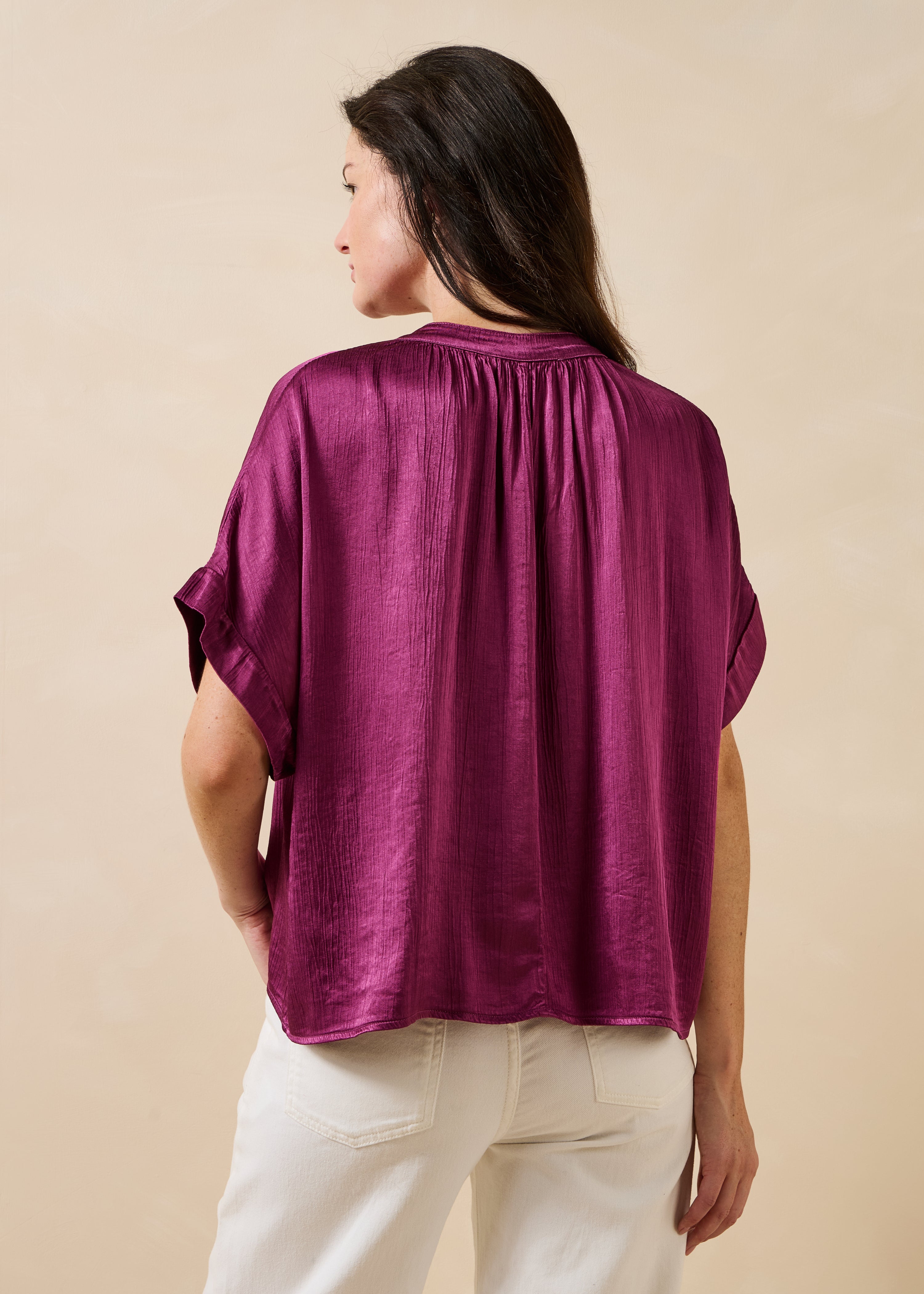 Short-sleeve violet satin top with Tunisian neckline