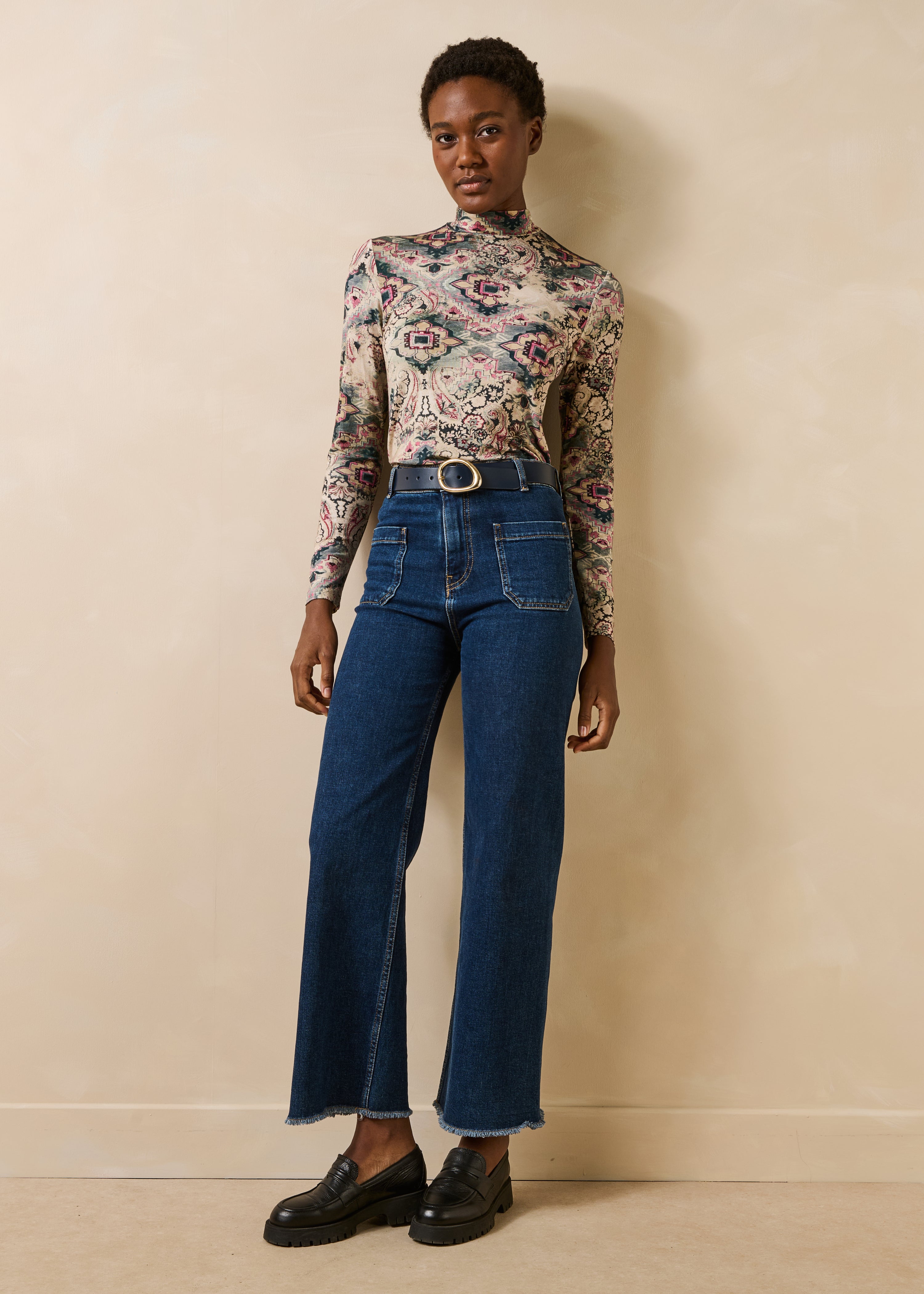 Long-sleeve off-white T-shirt with printed high collar