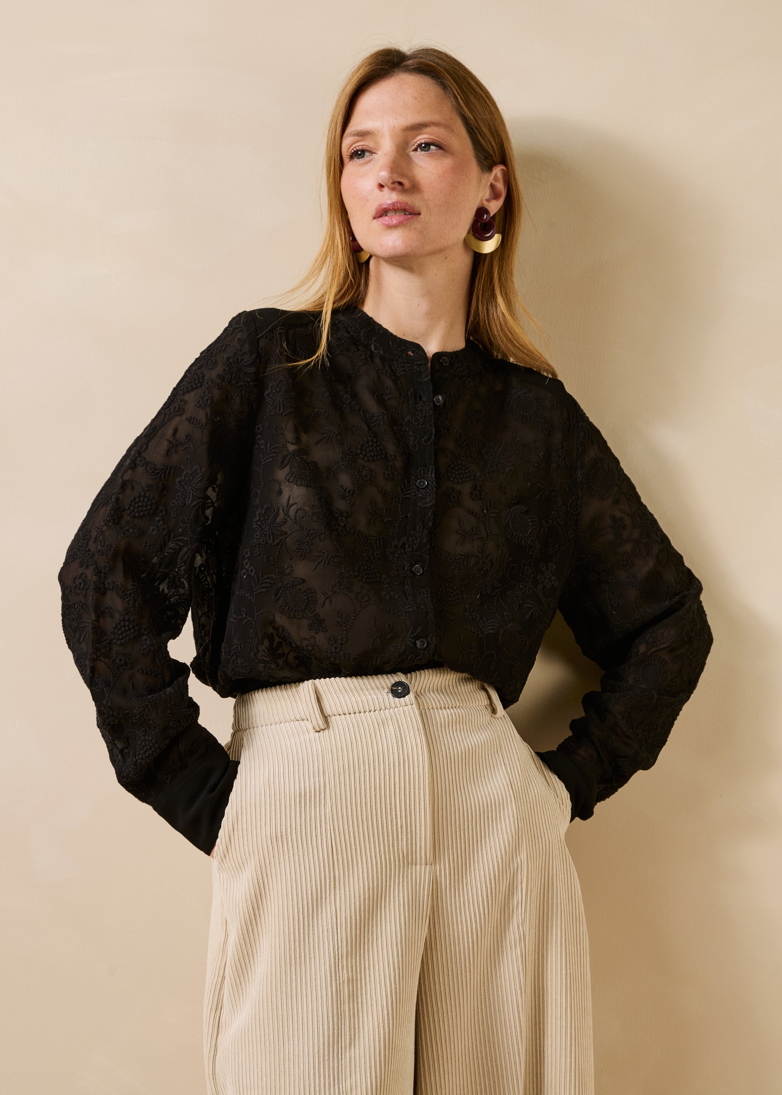Camicia nera ricamata maniche lunghe