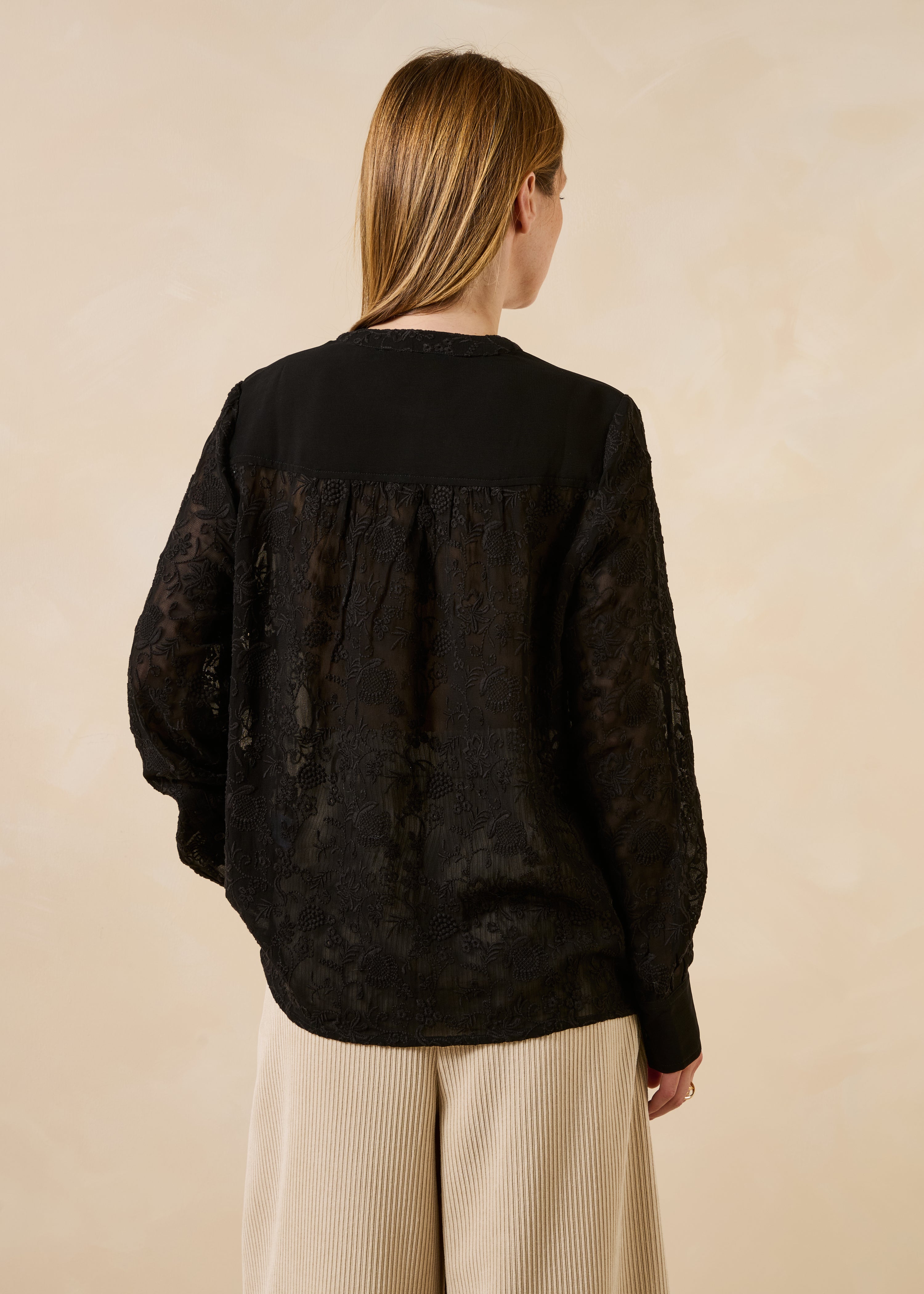Camicia nera ricamata maniche lunghe