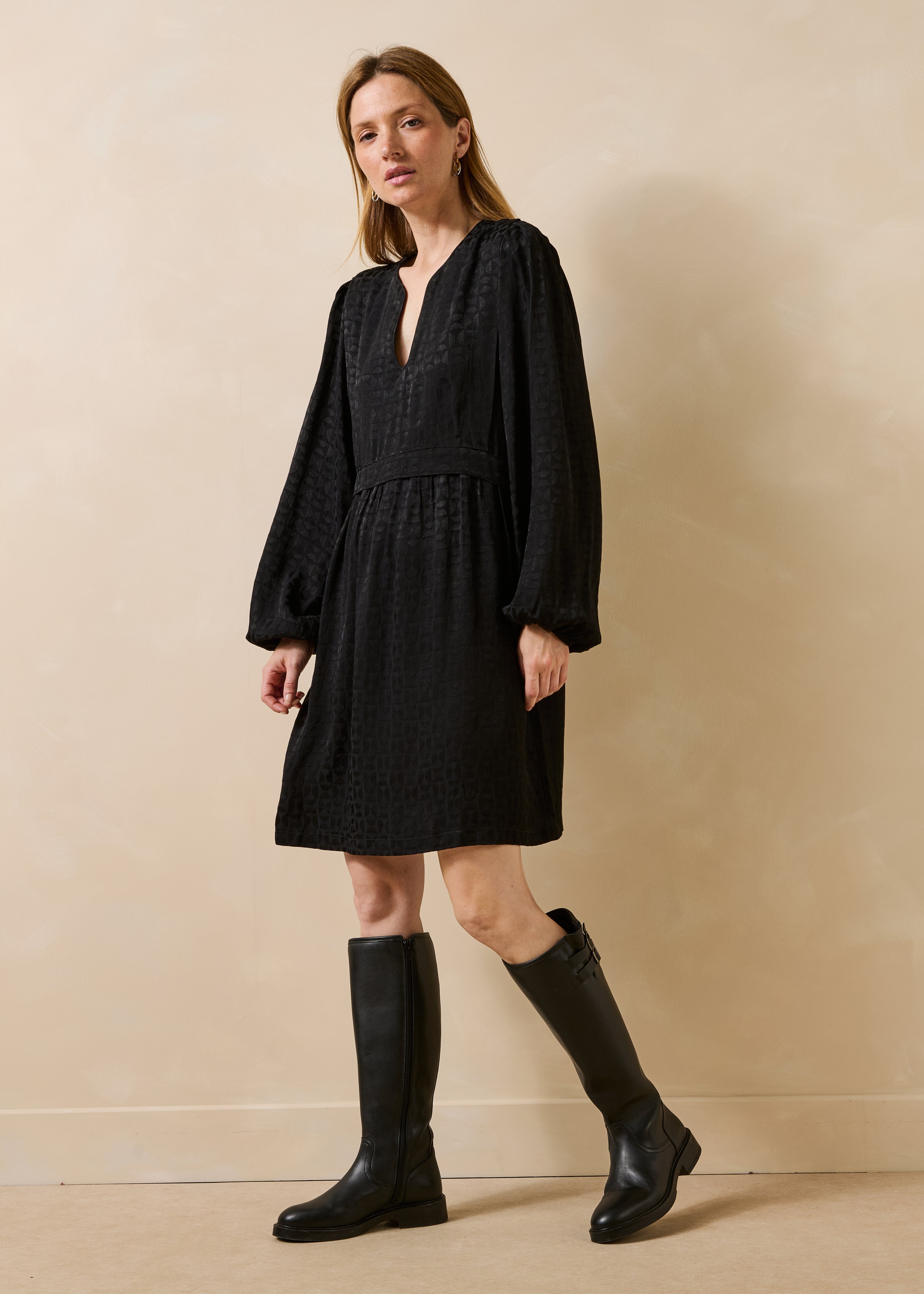 Robe courte noire manches longues encolure tunisienne