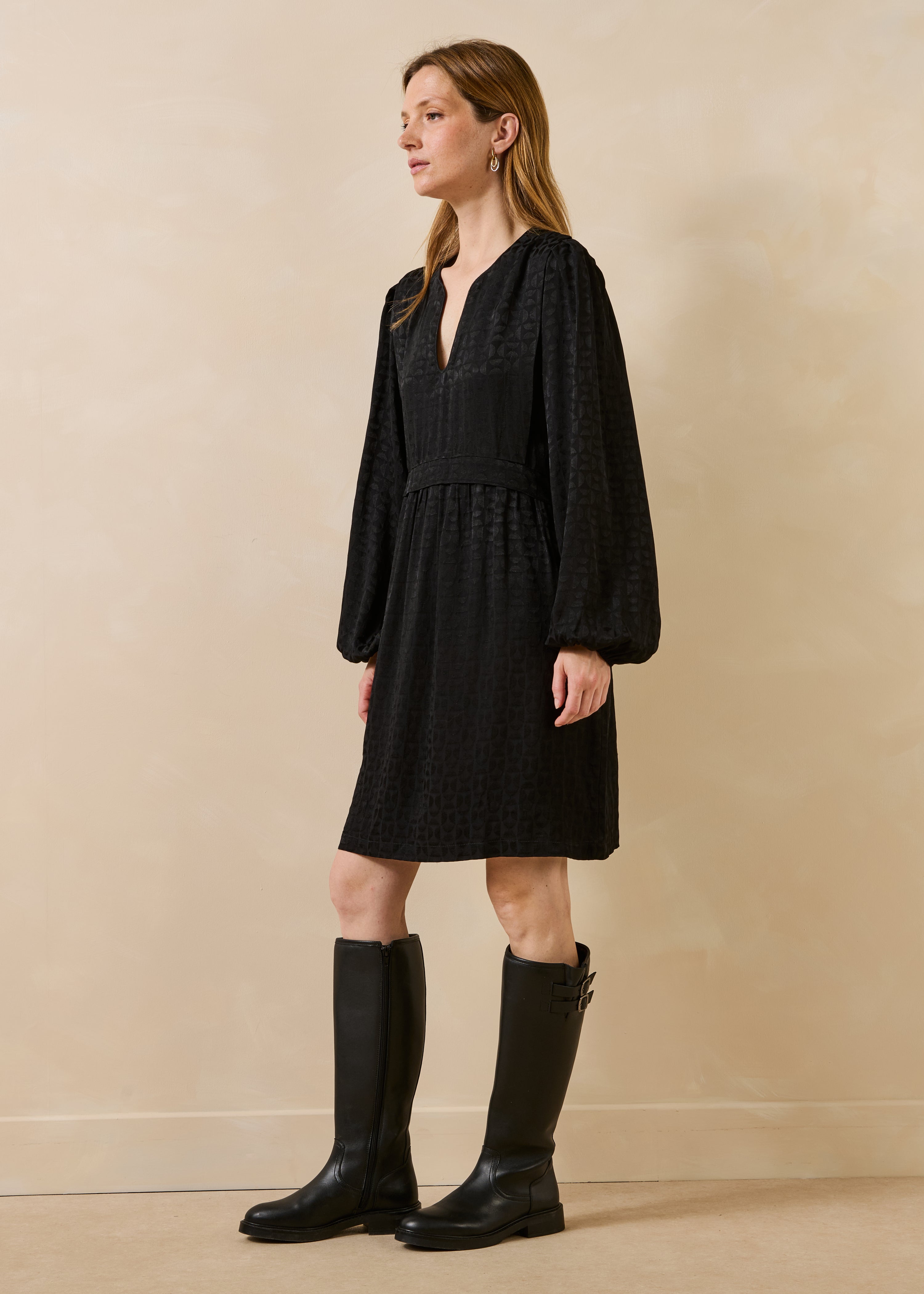 Robe courte noire manches longues encolure tunisienne