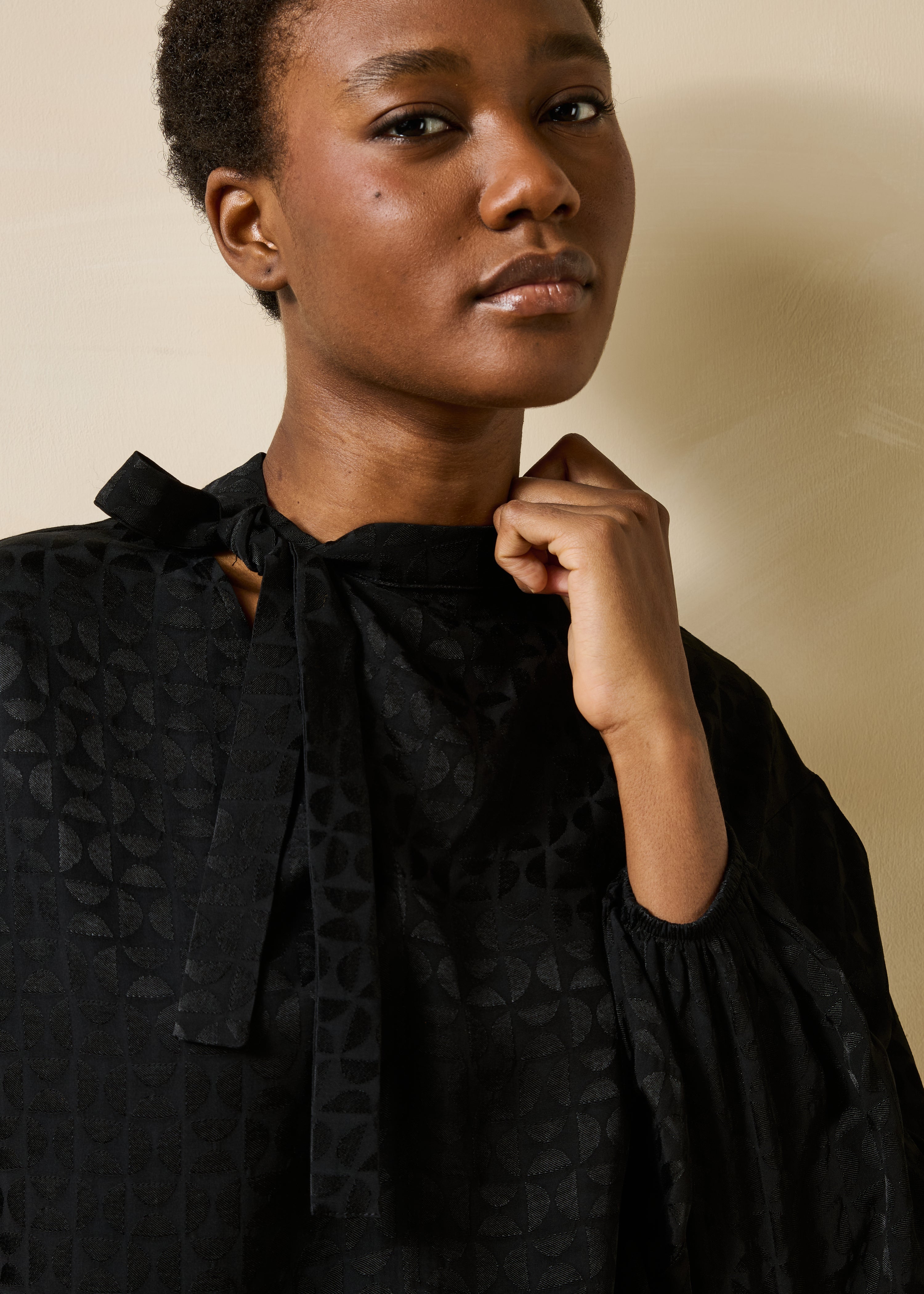 Blusa nera maniche lunghe con colletto lavallière