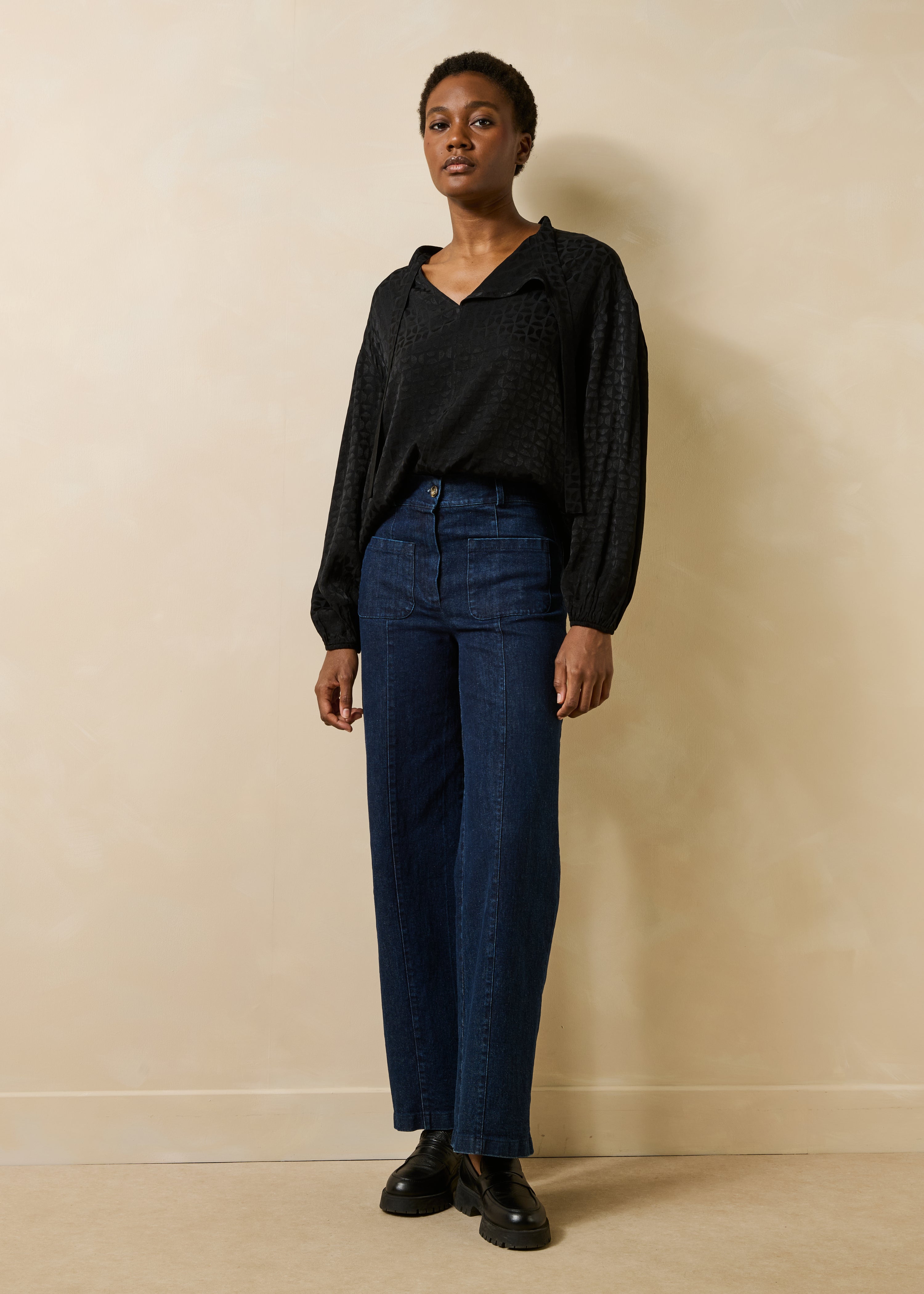 Blusa nera maniche lunghe con colletto lavallière