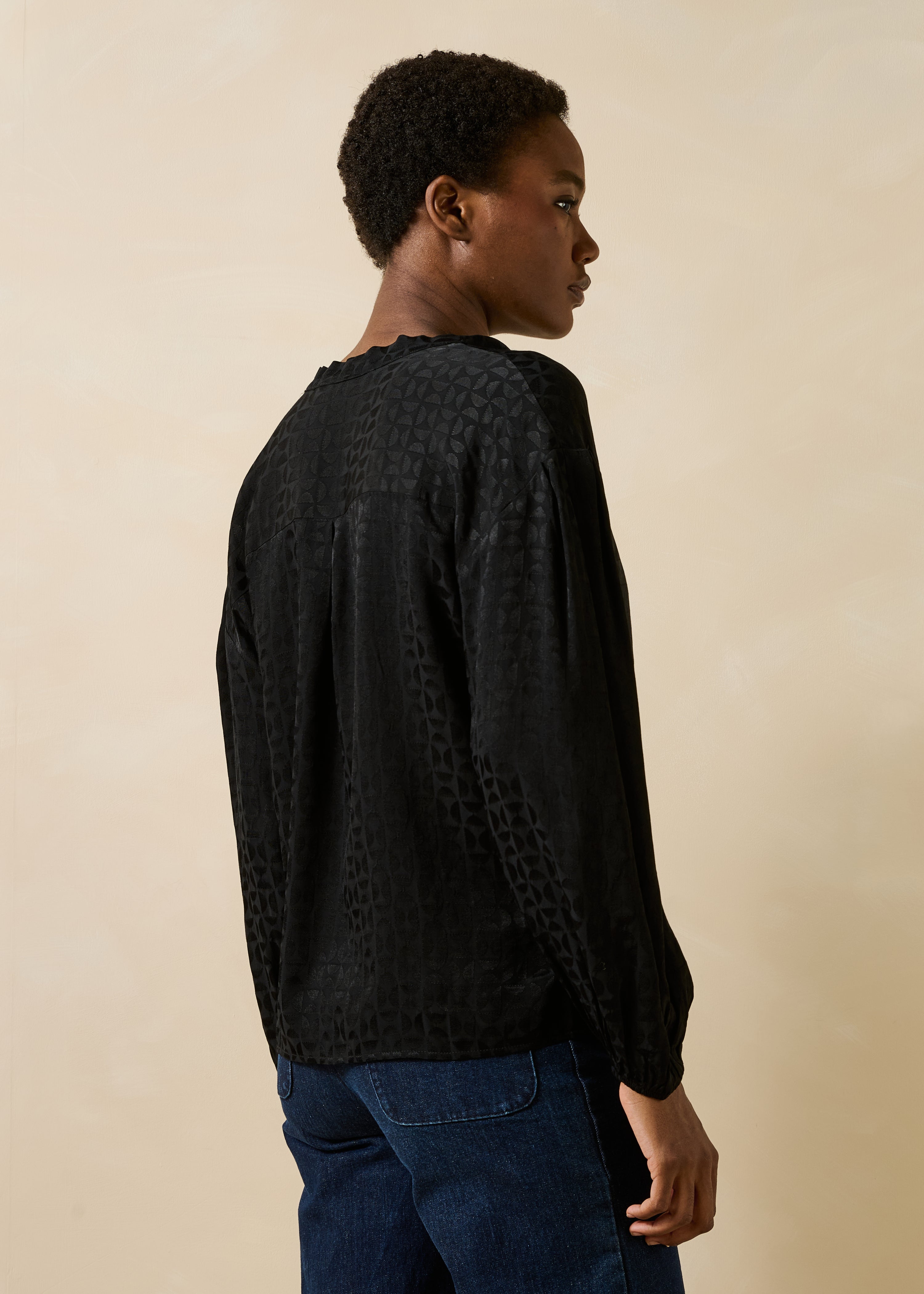 Blusa nera maniche lunghe con colletto lavallière