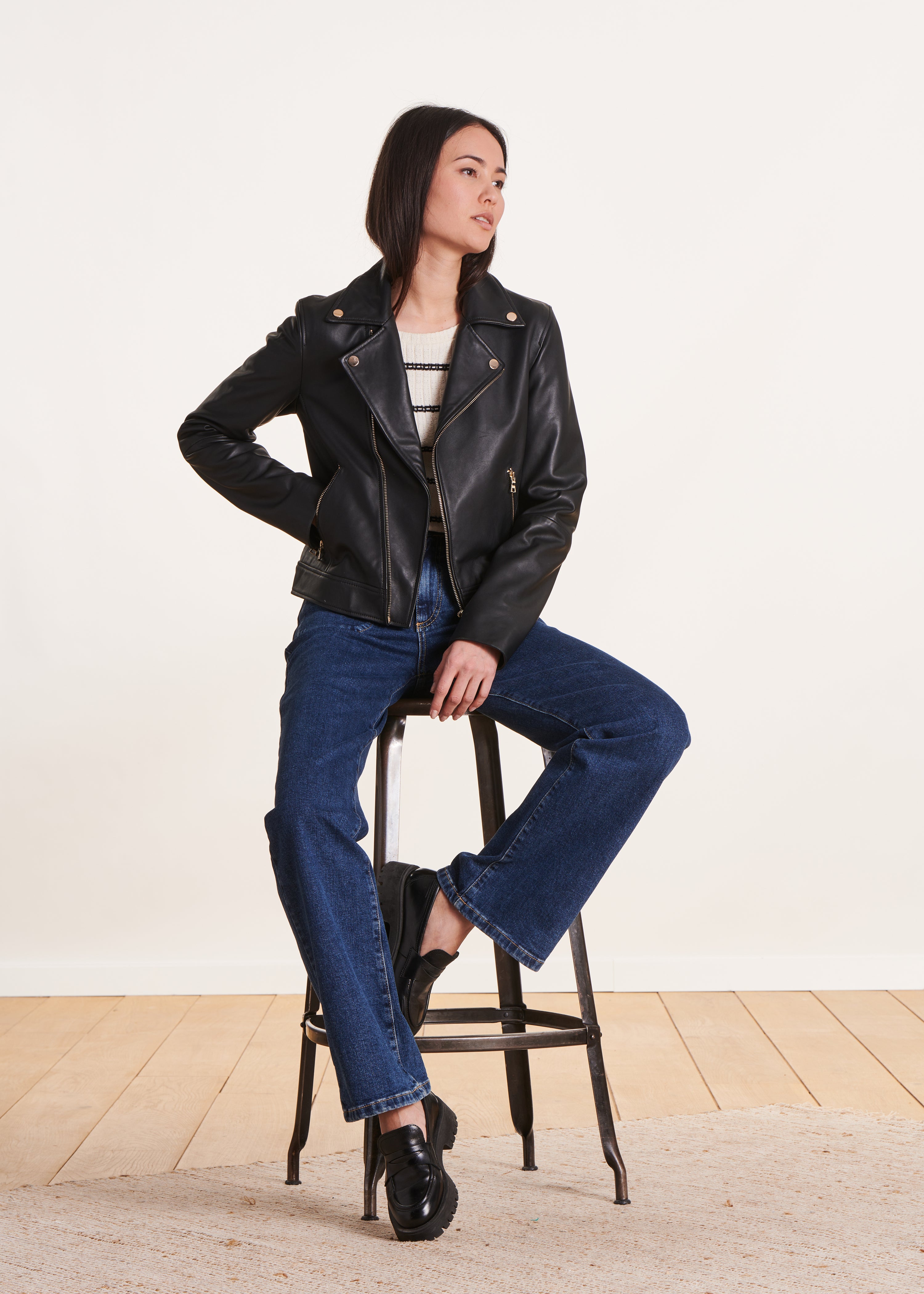 schwarz, kurze Lederjacke im Biker-Stil