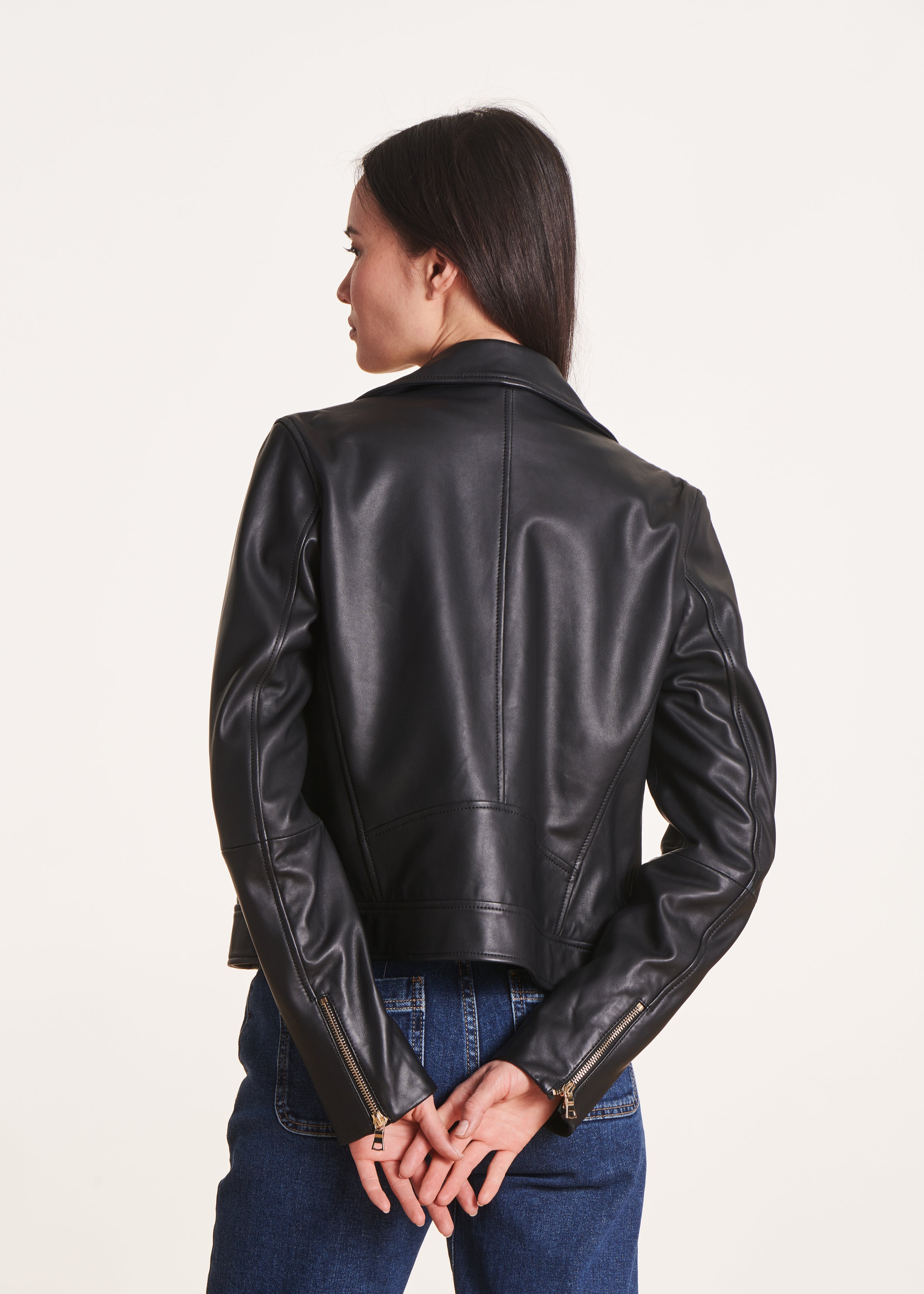 schwarz, kurze Lederjacke im Biker-Stil