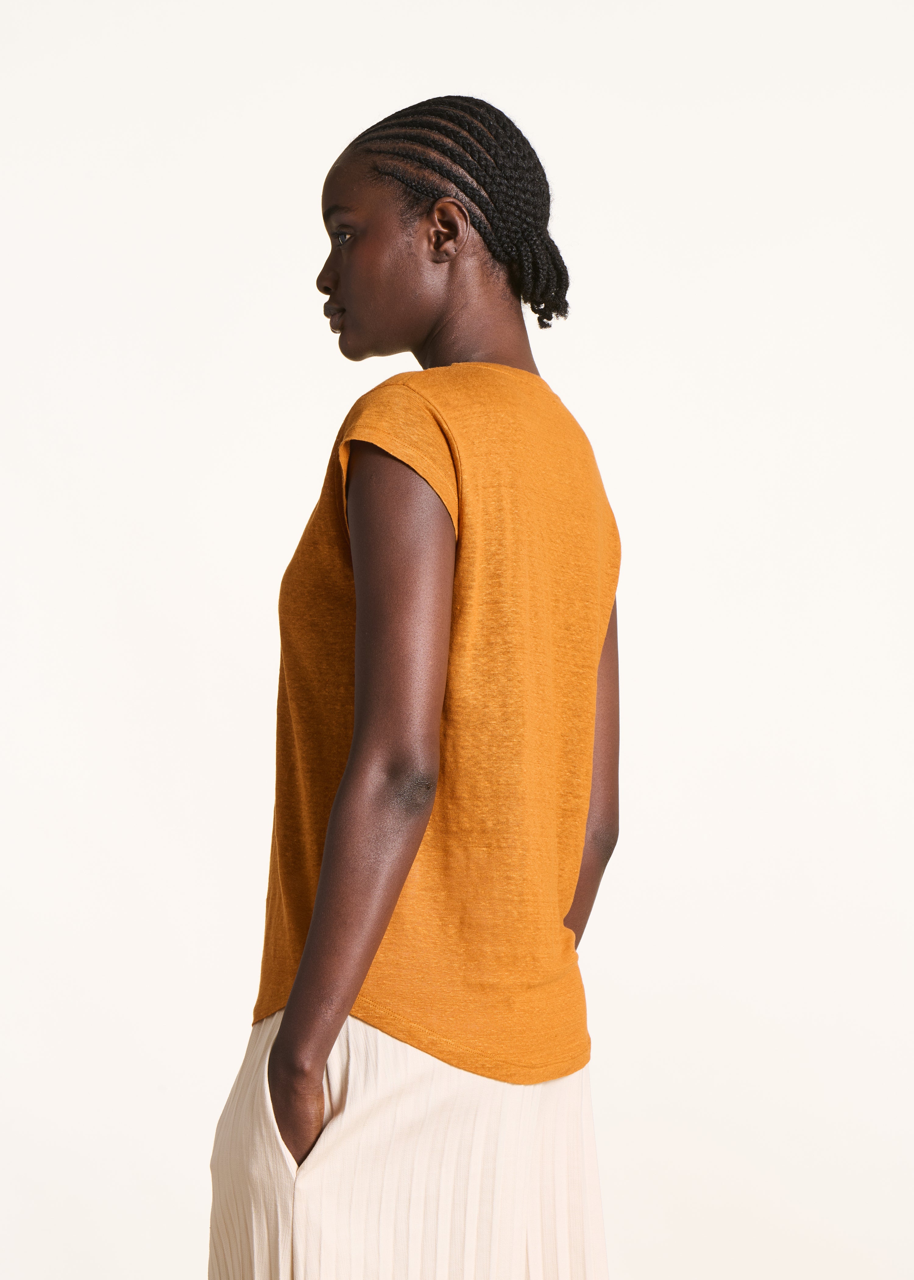Camiseta ocre de lino manga corta