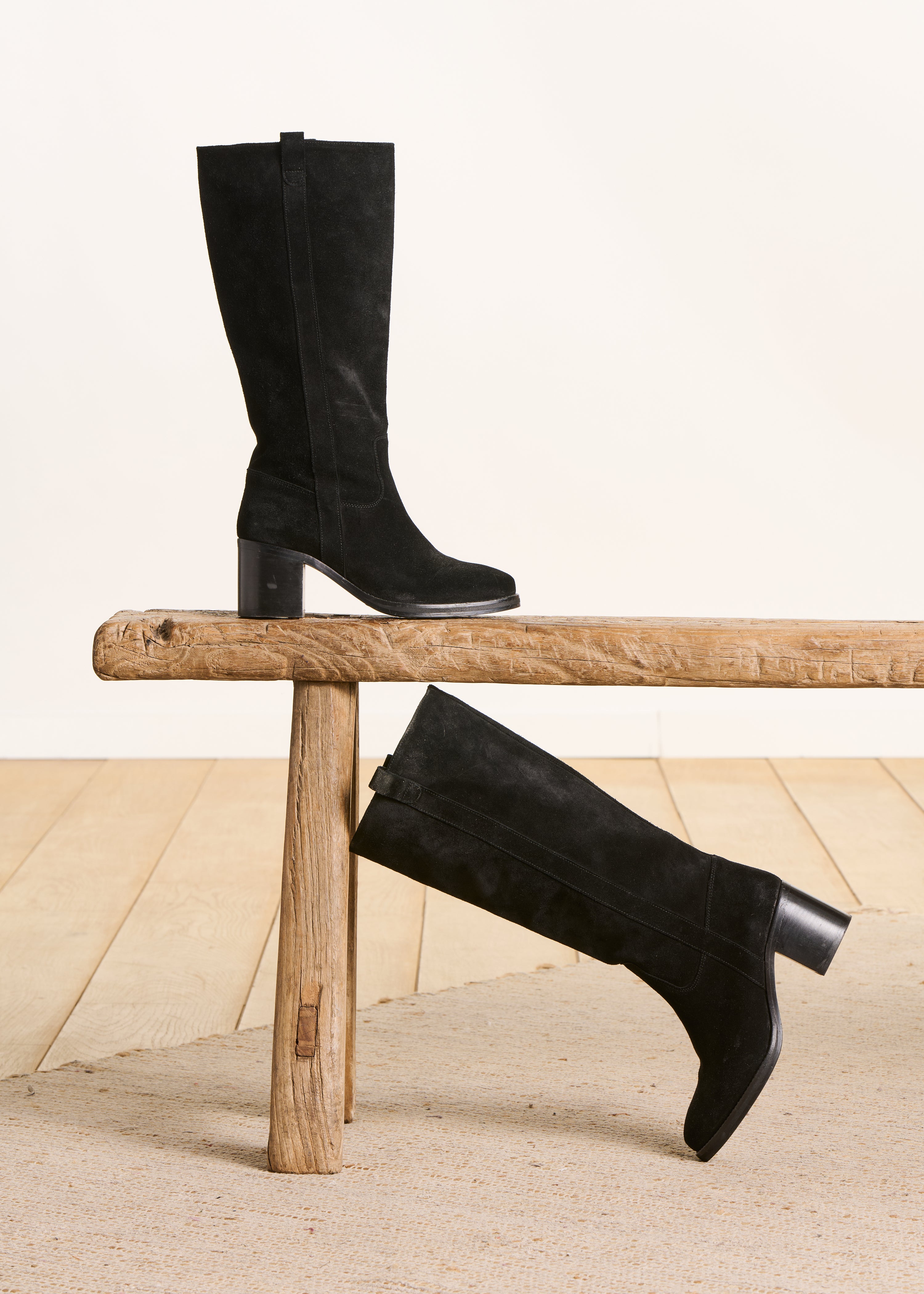 Schwarze Stiefel mit Absätzen aus Leder