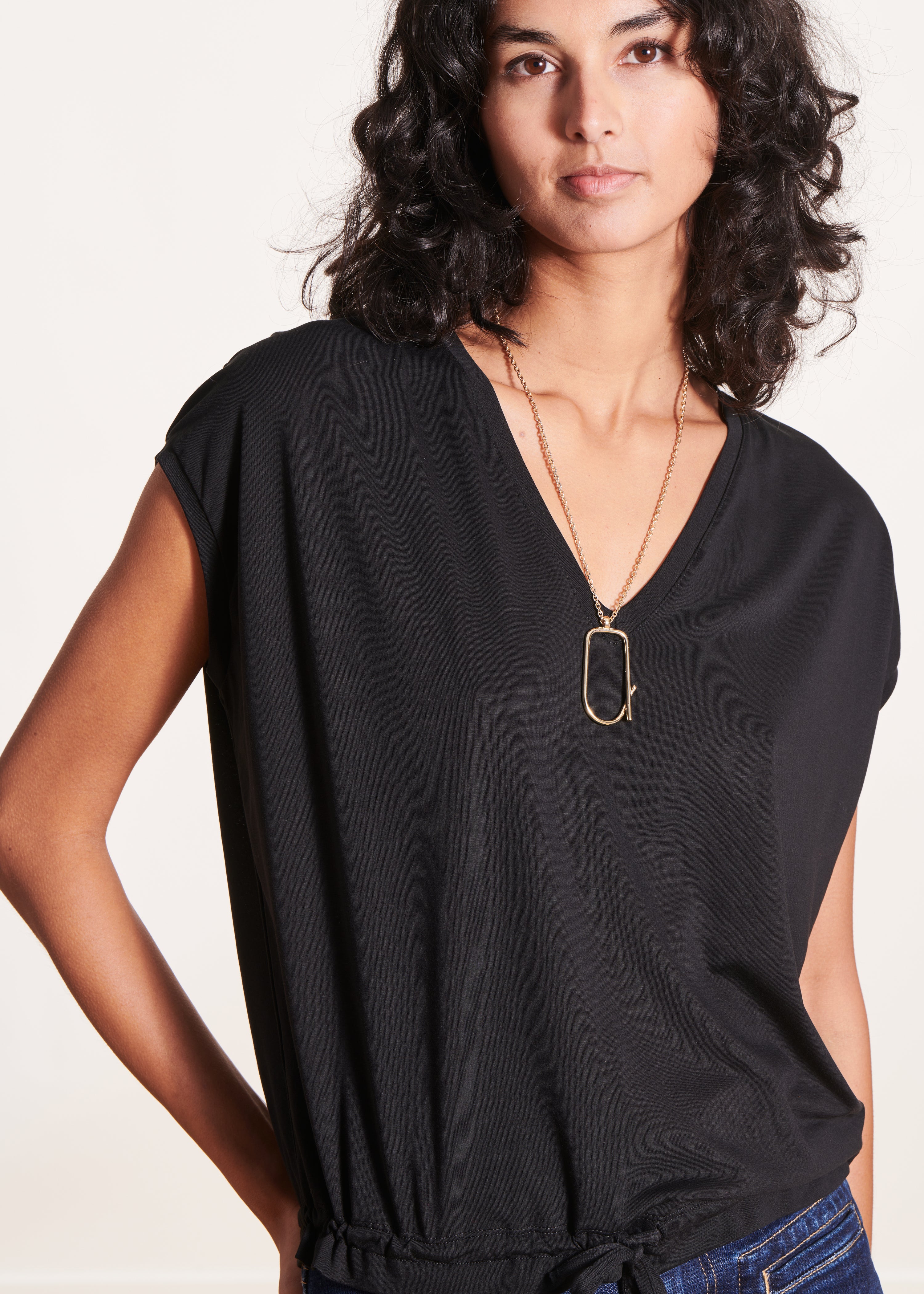 T-shirt blusada preto em lyocell mangas curtas