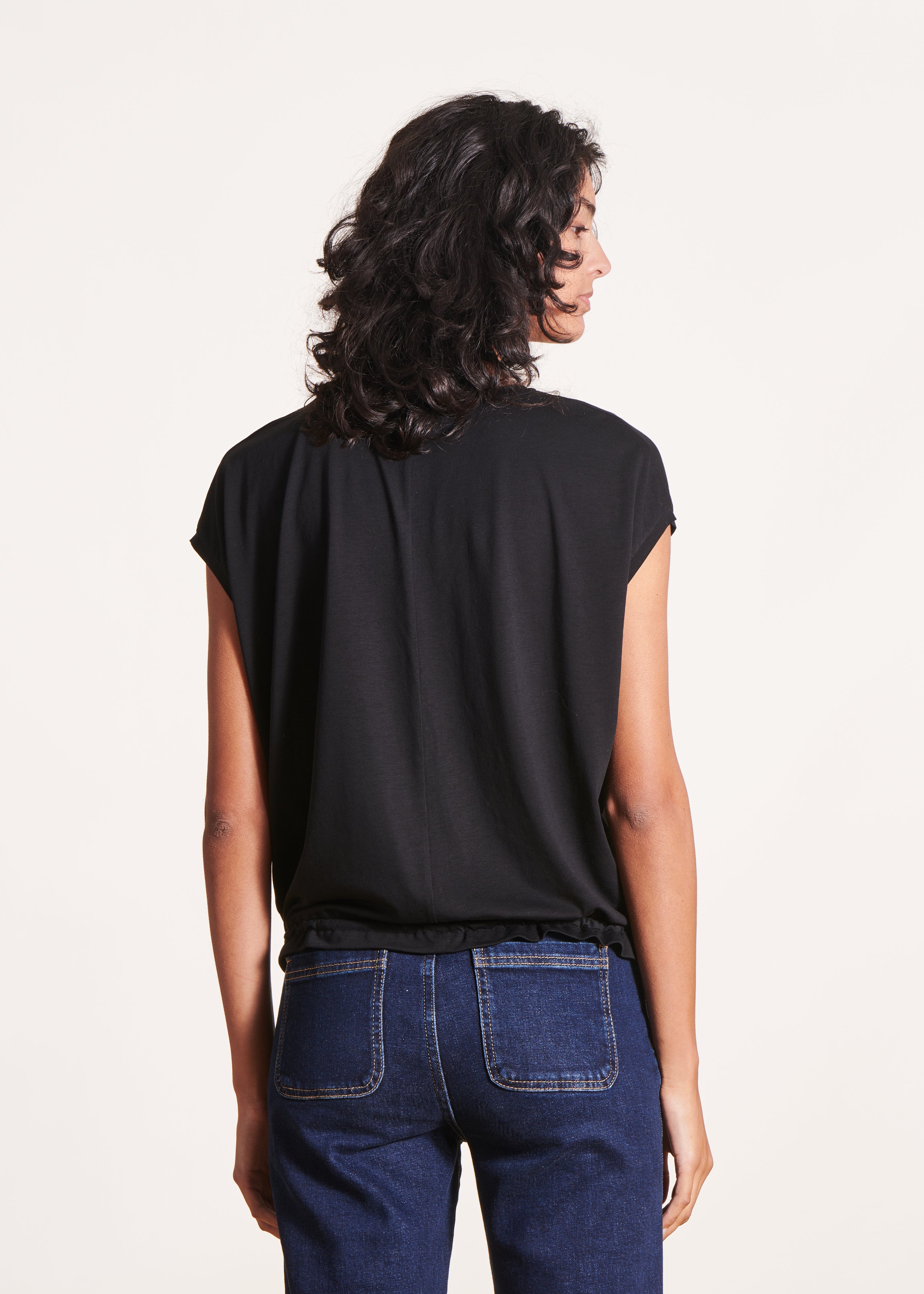 T-shirt blusada preto em lyocell mangas curtas