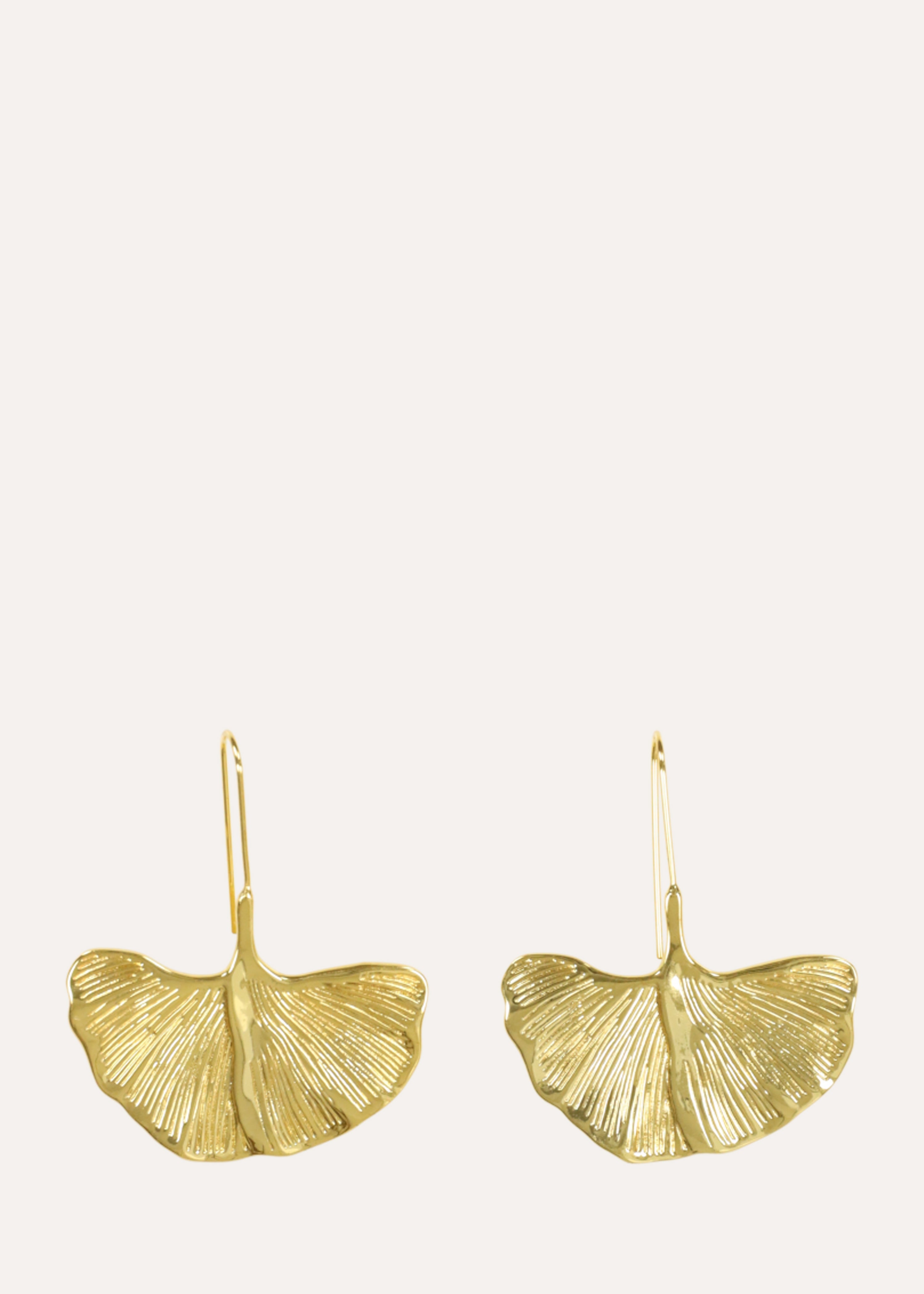 Goldene hängende Ohrringe mit Ginkgo-Blume