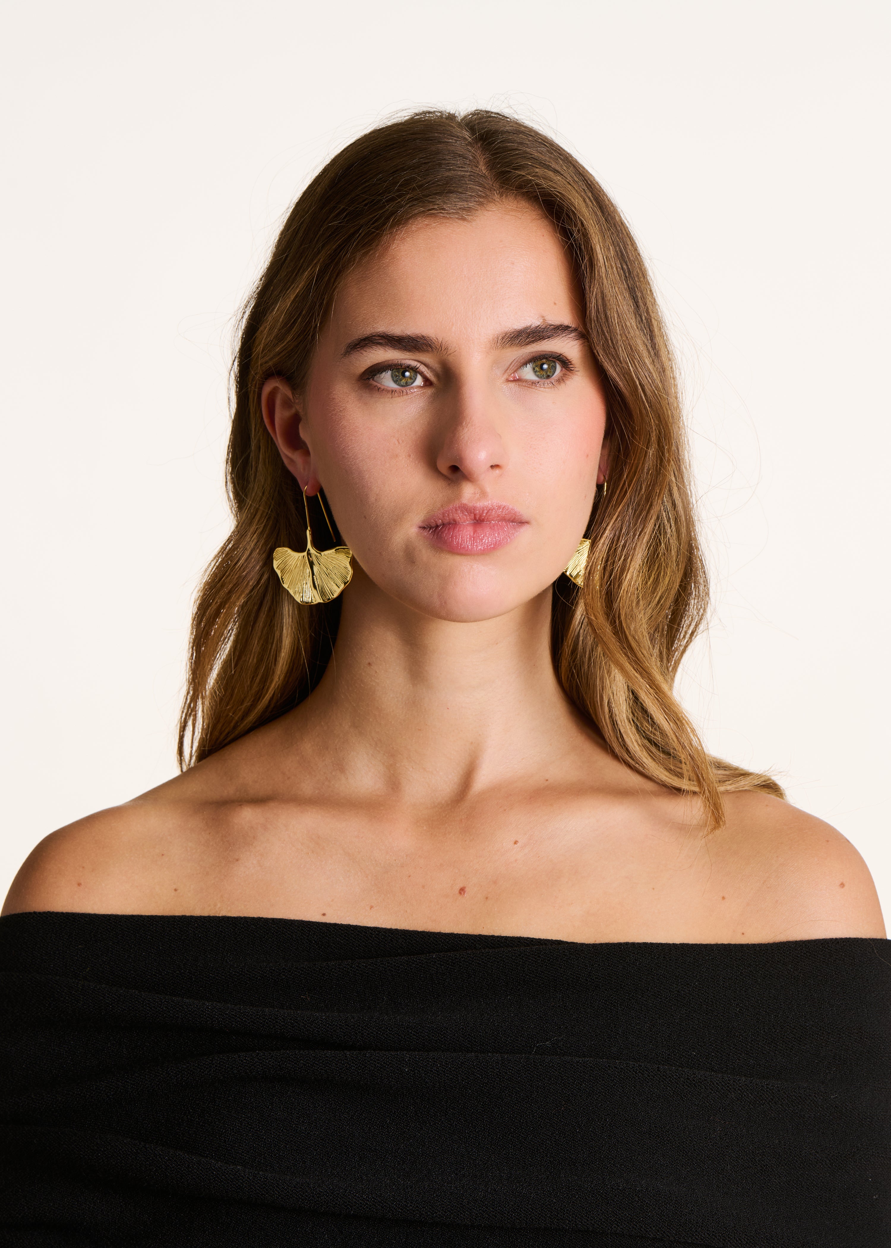 Goldene hängende Ohrringe mit Ginkgo-Blume