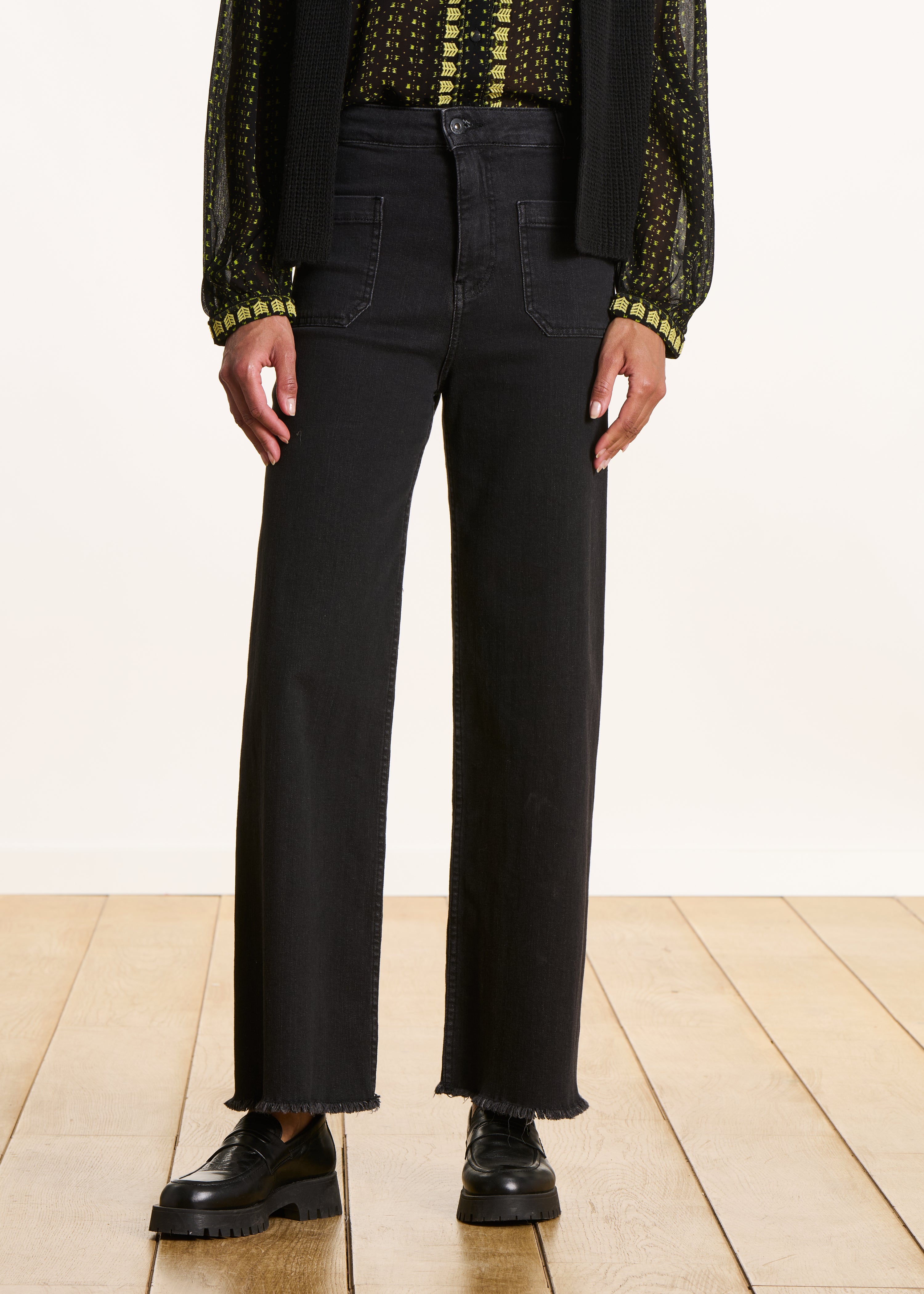 black high-waisted flare jeans in organic cotton