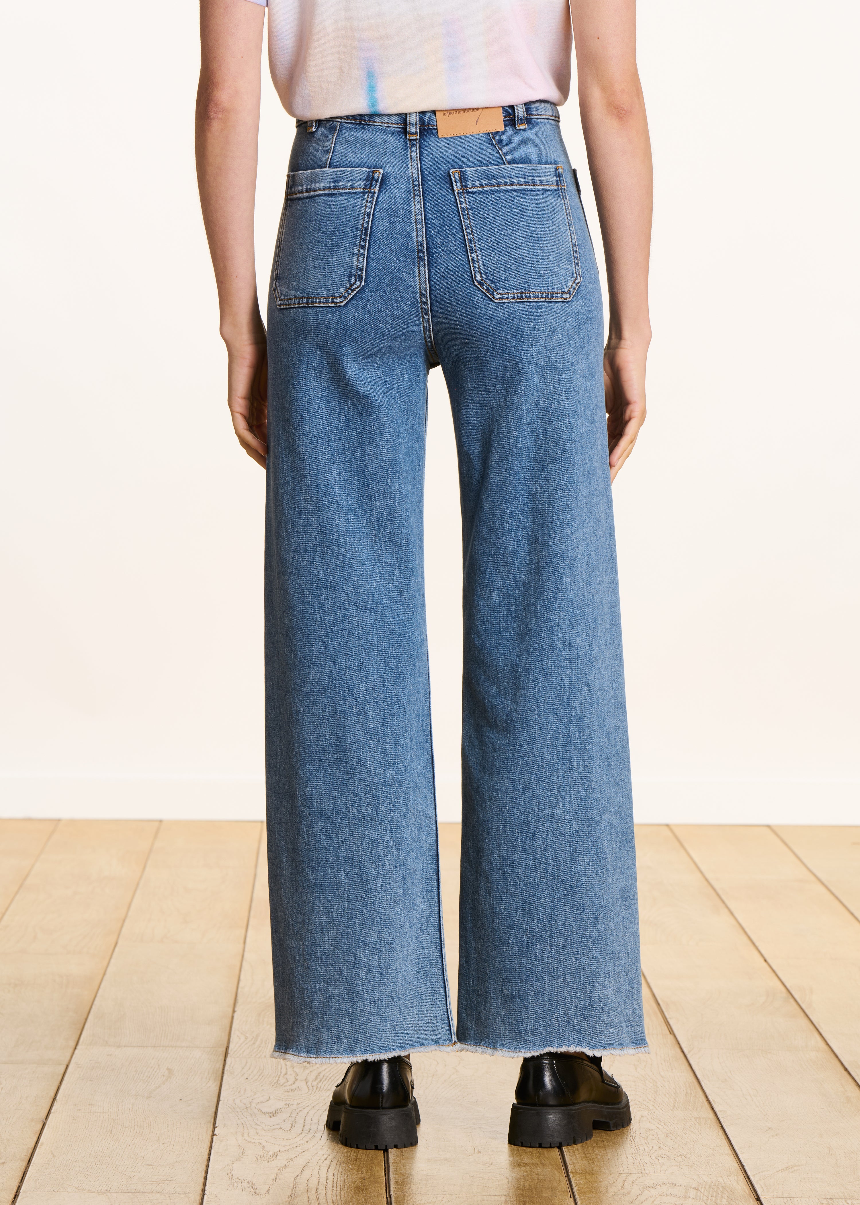 High-waisted light flare jeans in organic cotton