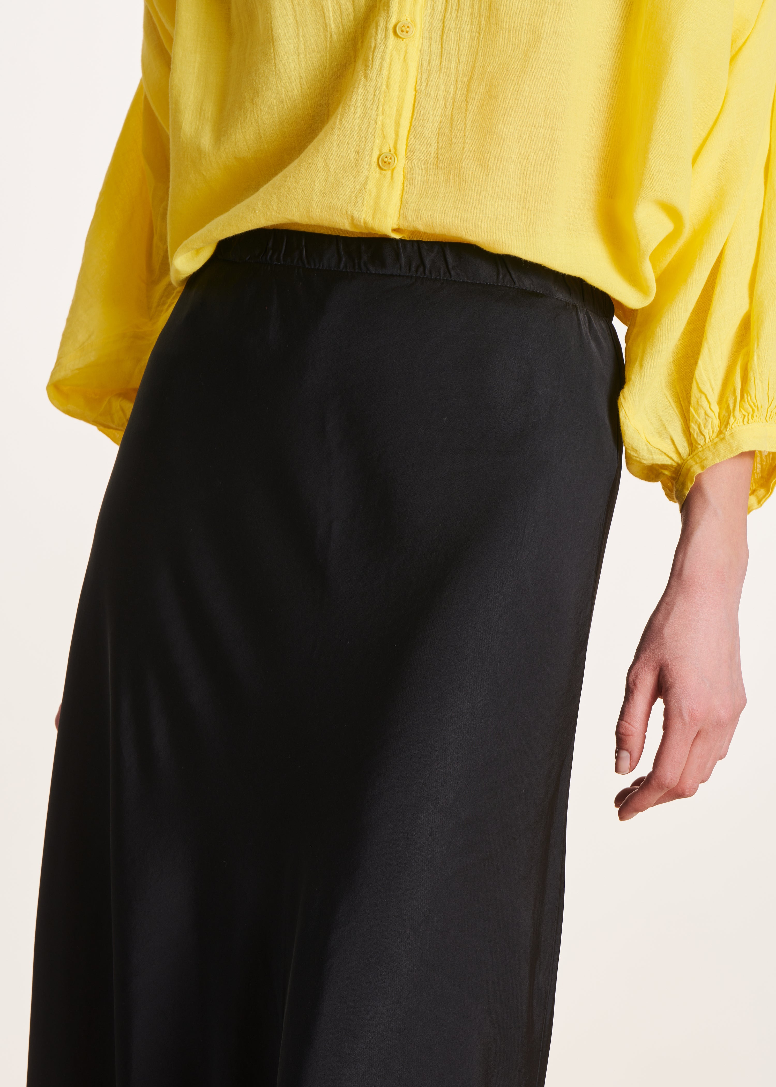 Jupe longue fluide noire en satin