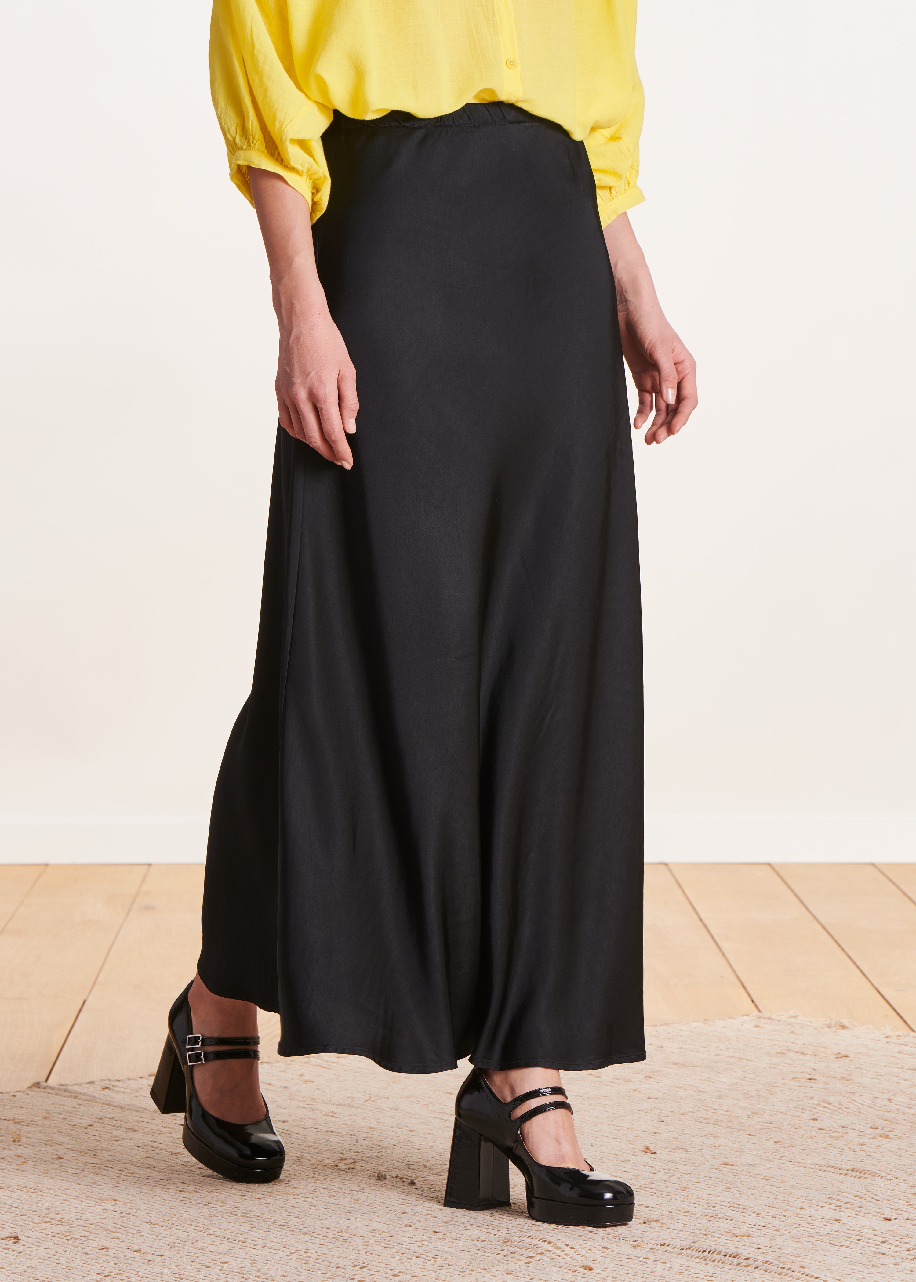 Jupe longue fluide noire en satin