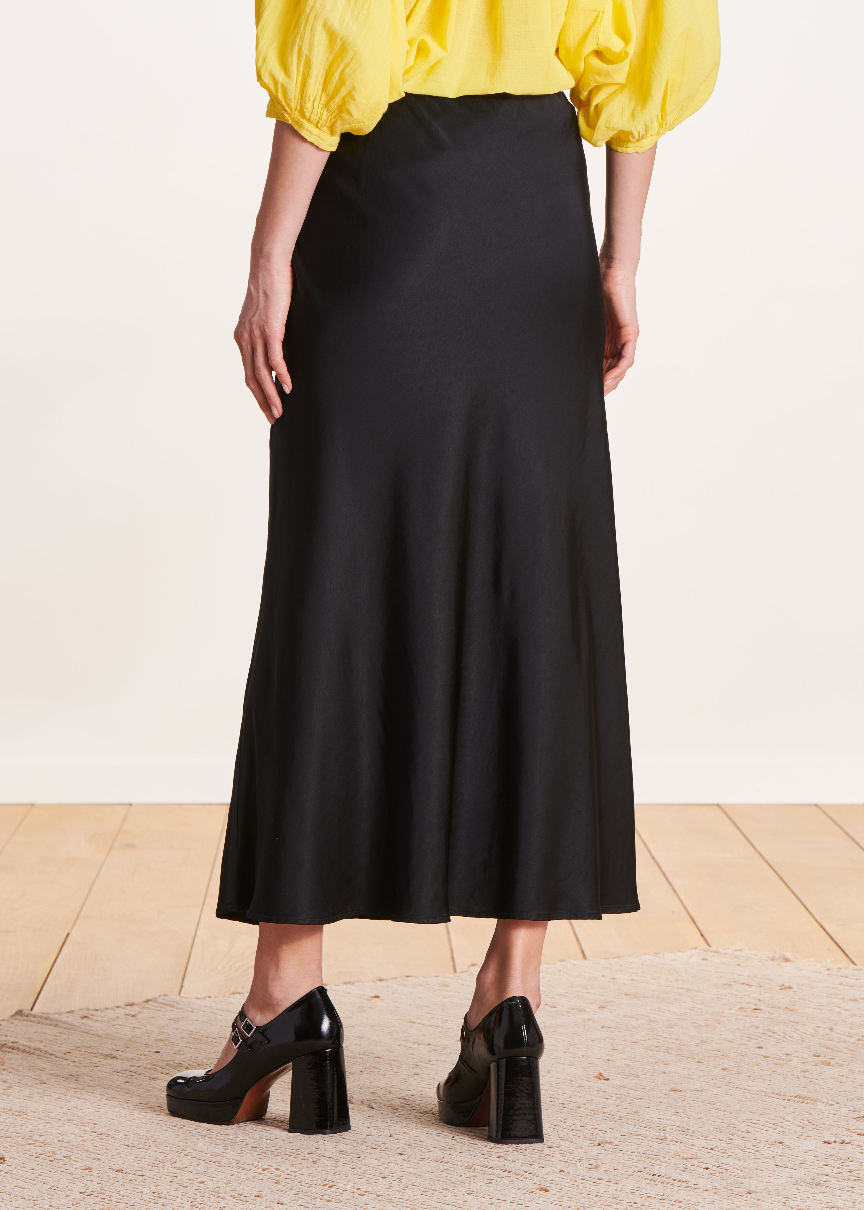 Jupe longue fluide noire en satin