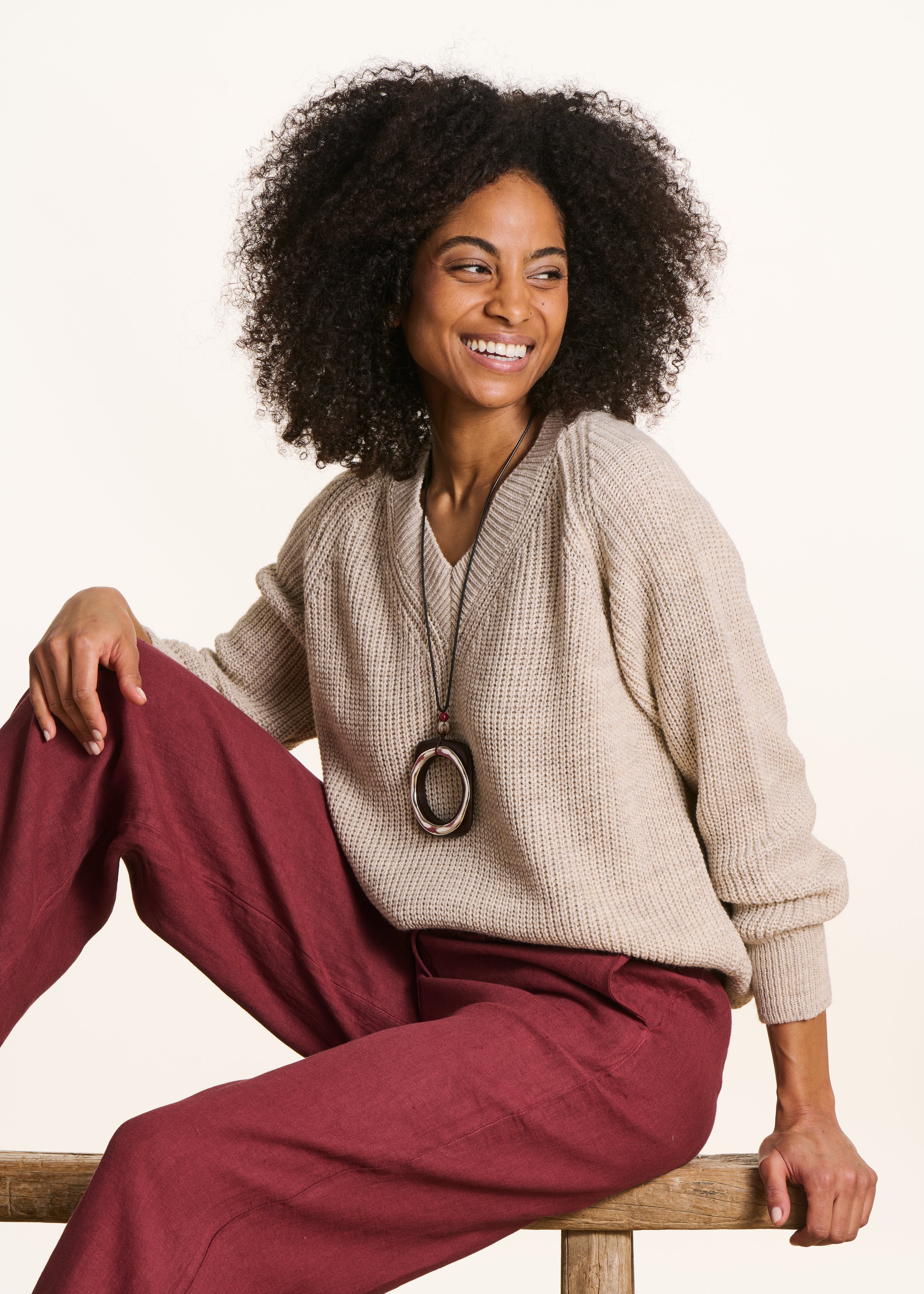 Maglia beige con scollo a V in maglia a coste con perline