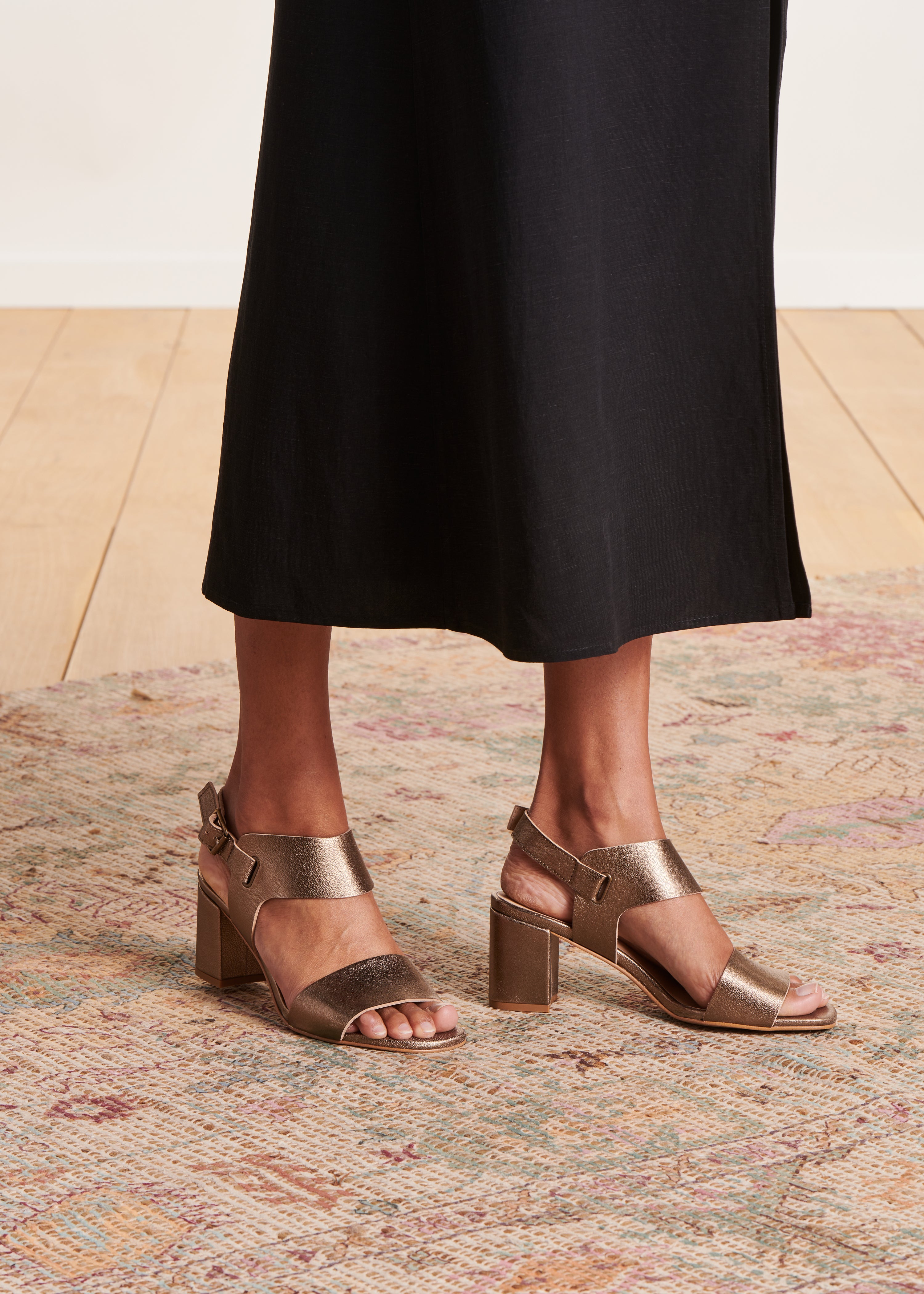 Sandales à talons en cuir dorées