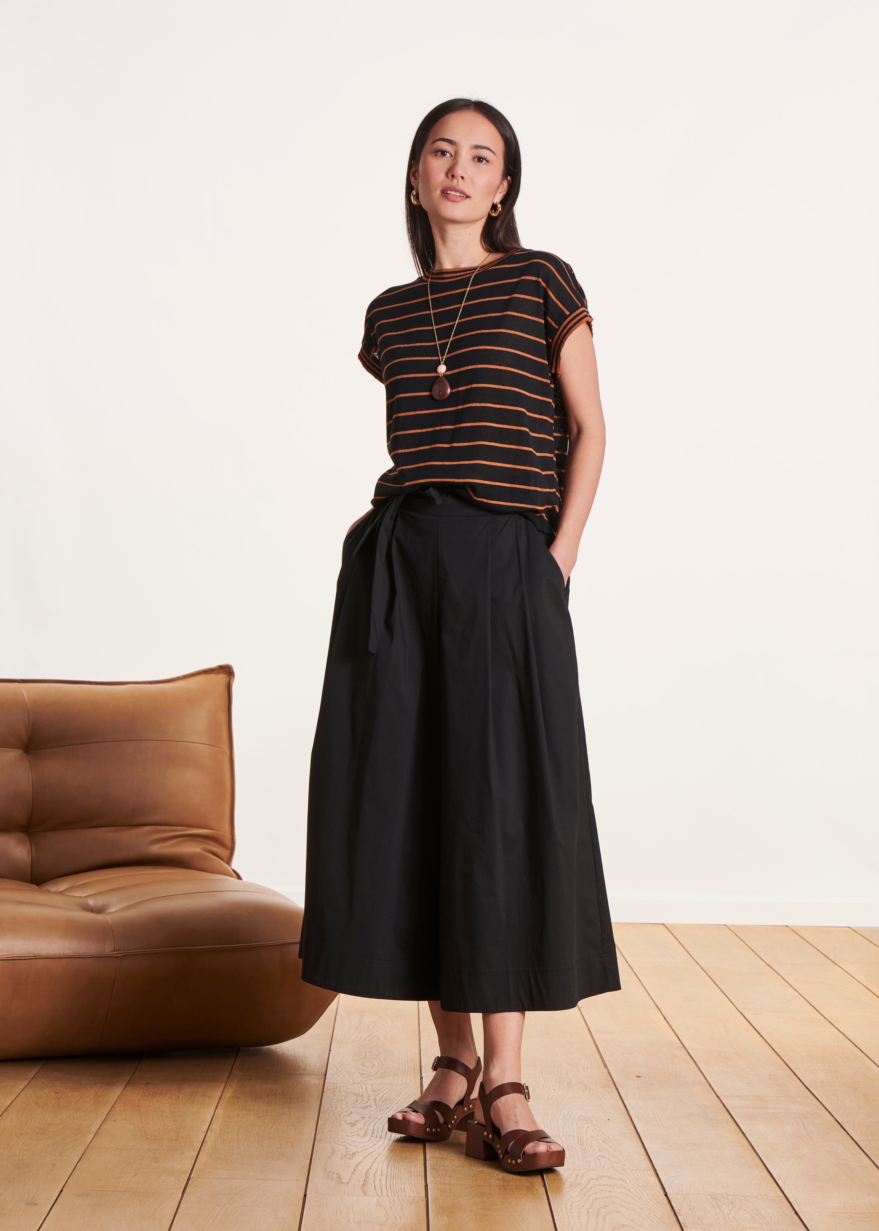 Camisola às riscas preto, mangas curtas, decote redondo