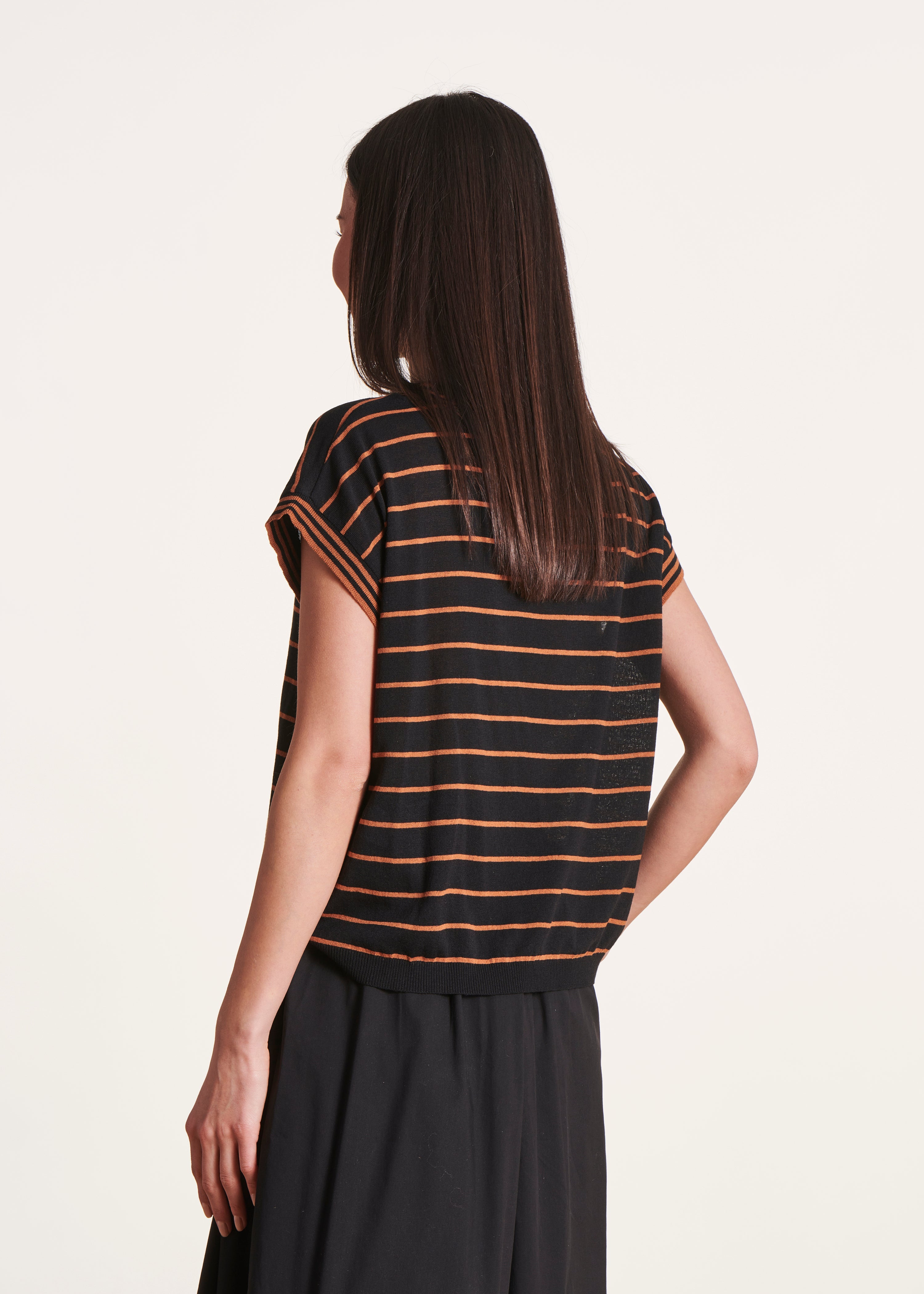 Camisola às riscas preto, mangas curtas, decote redondo