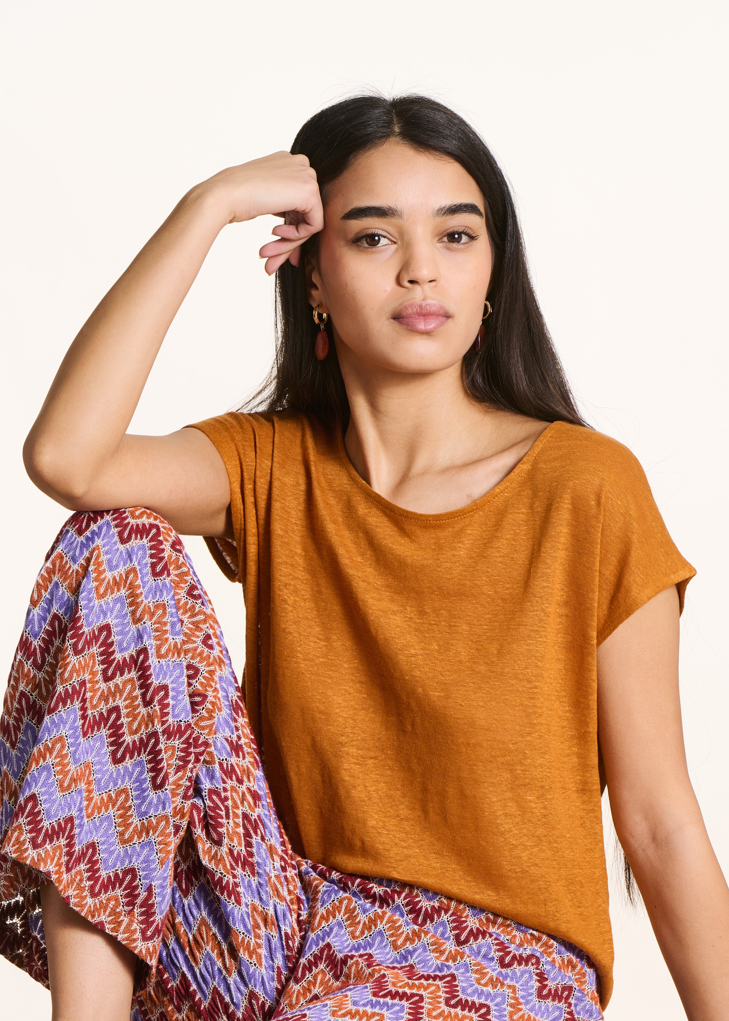 Straight ochre T-shirt in linen jersey