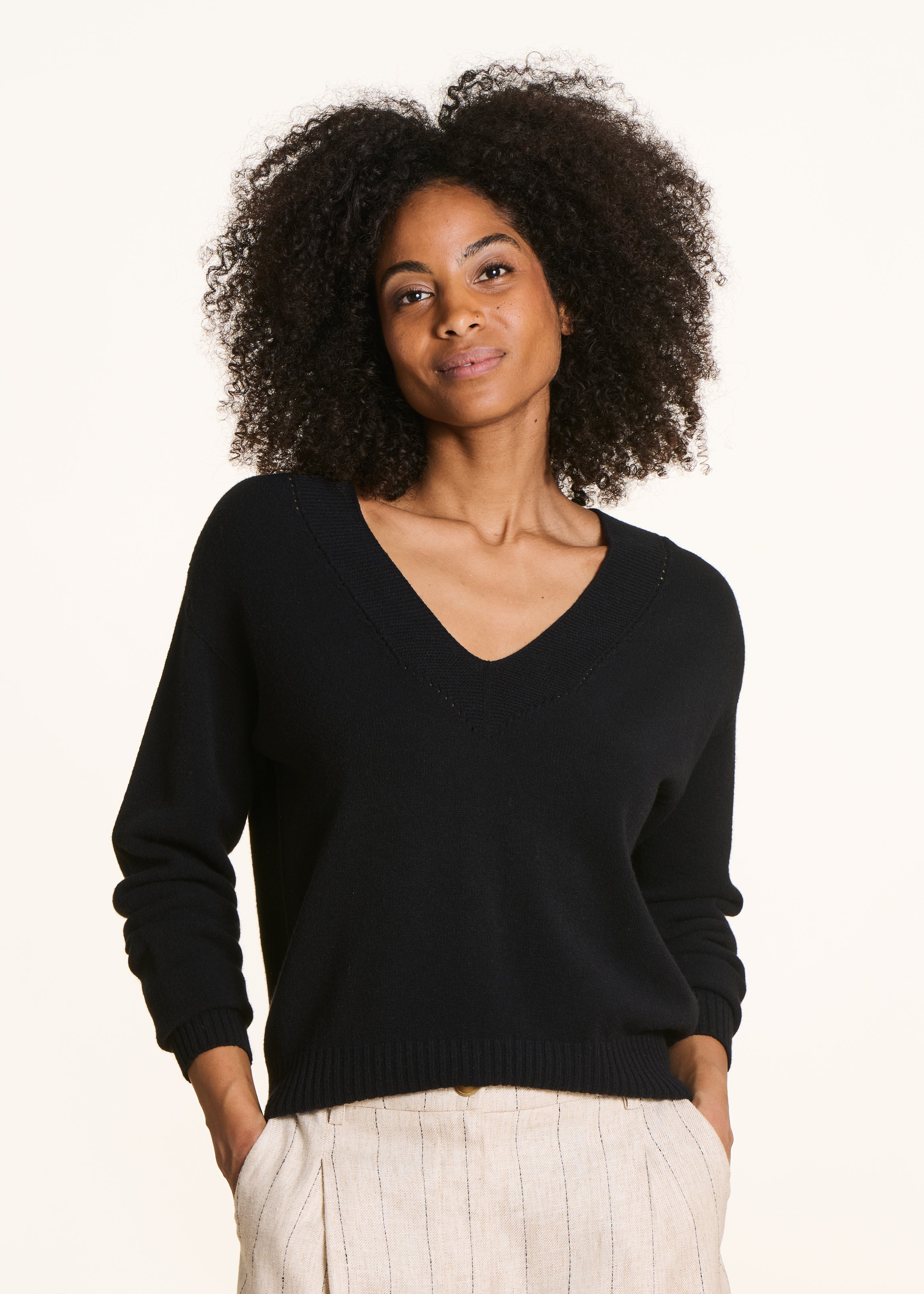 Maglia nera dritta con scollo a V