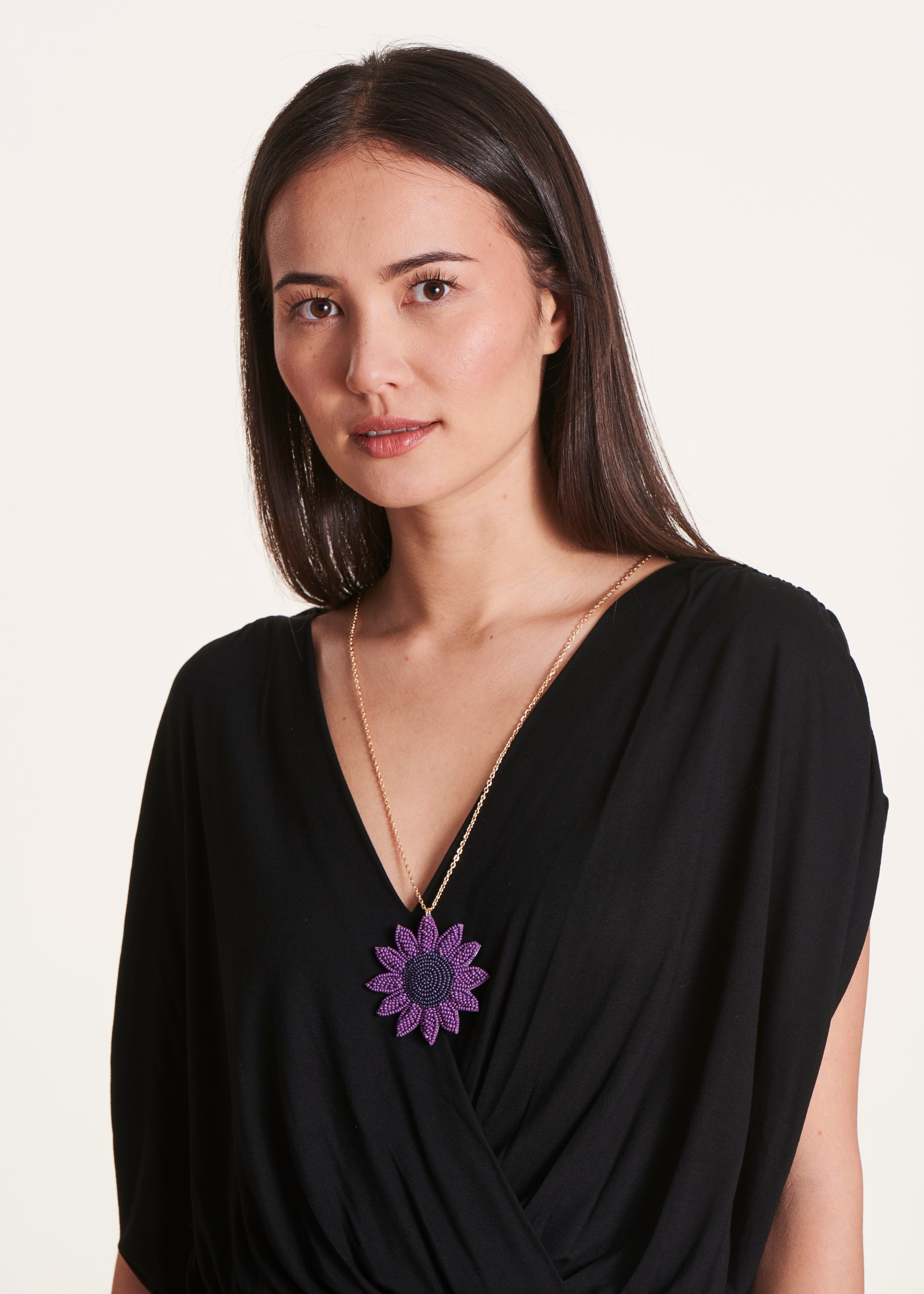 Collana con ciondolo a fiore viola e perle