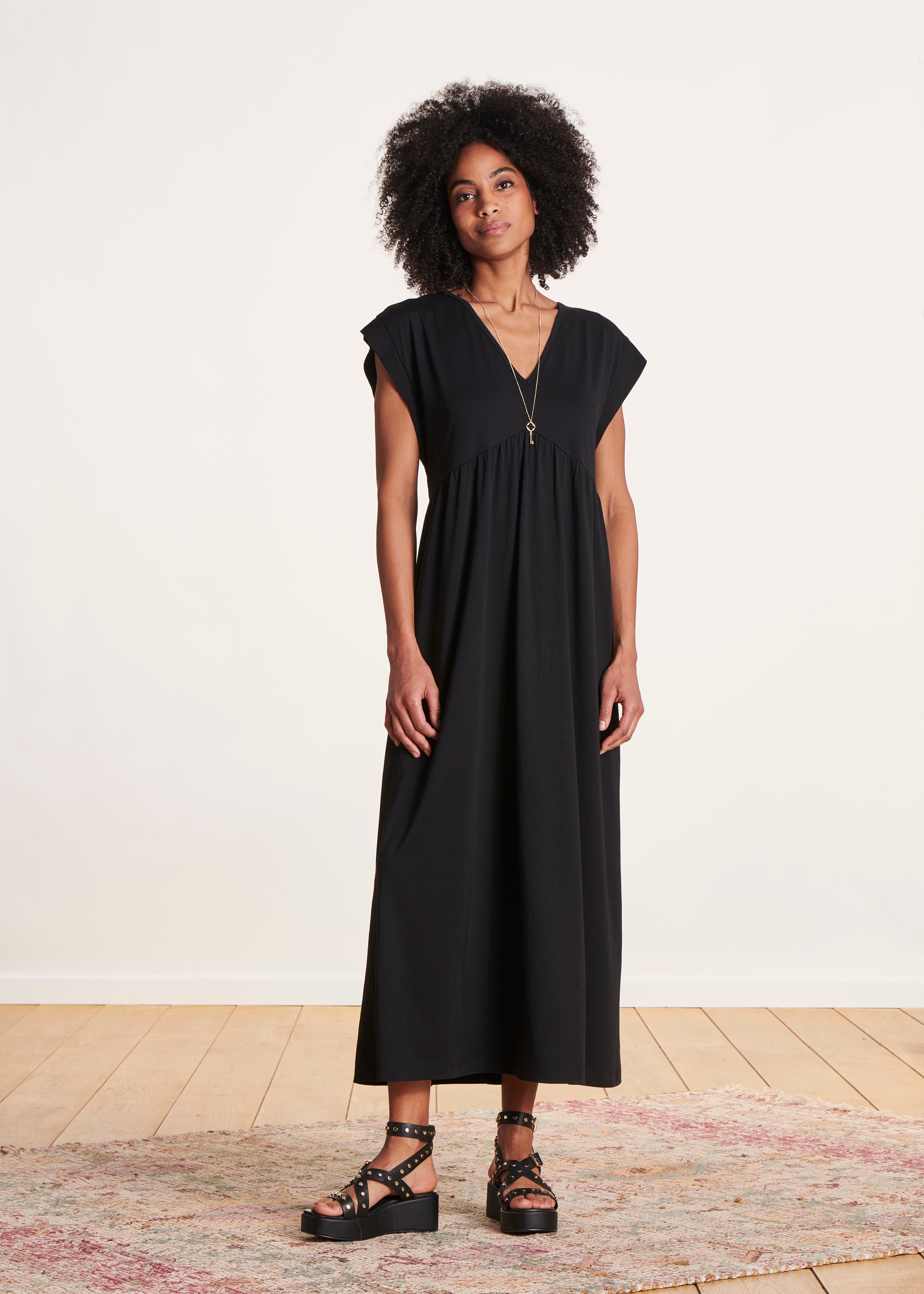 Sandales noires cloutées en cuir à plateforme