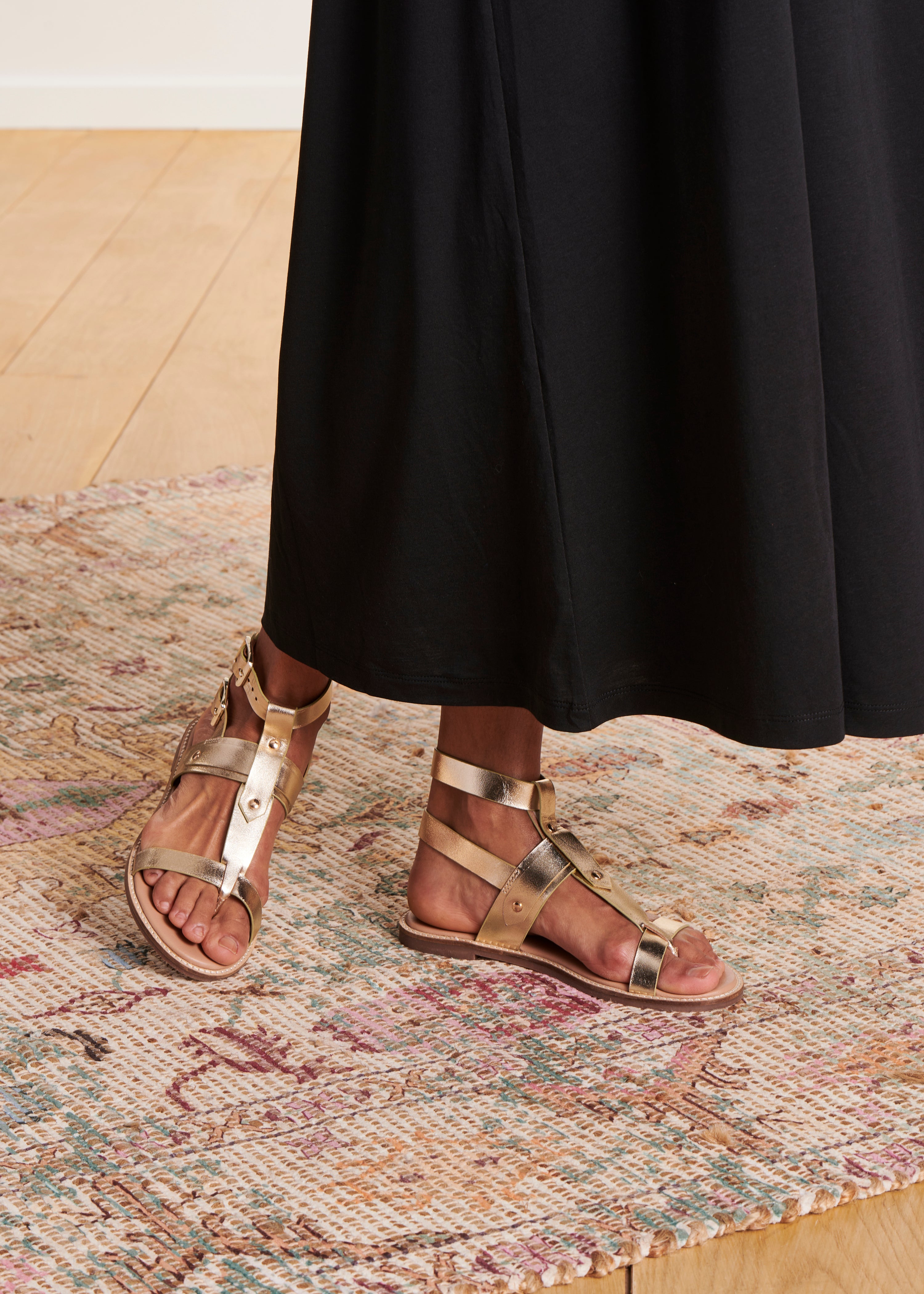 Sandali piatti in pelle multi-strap in oro