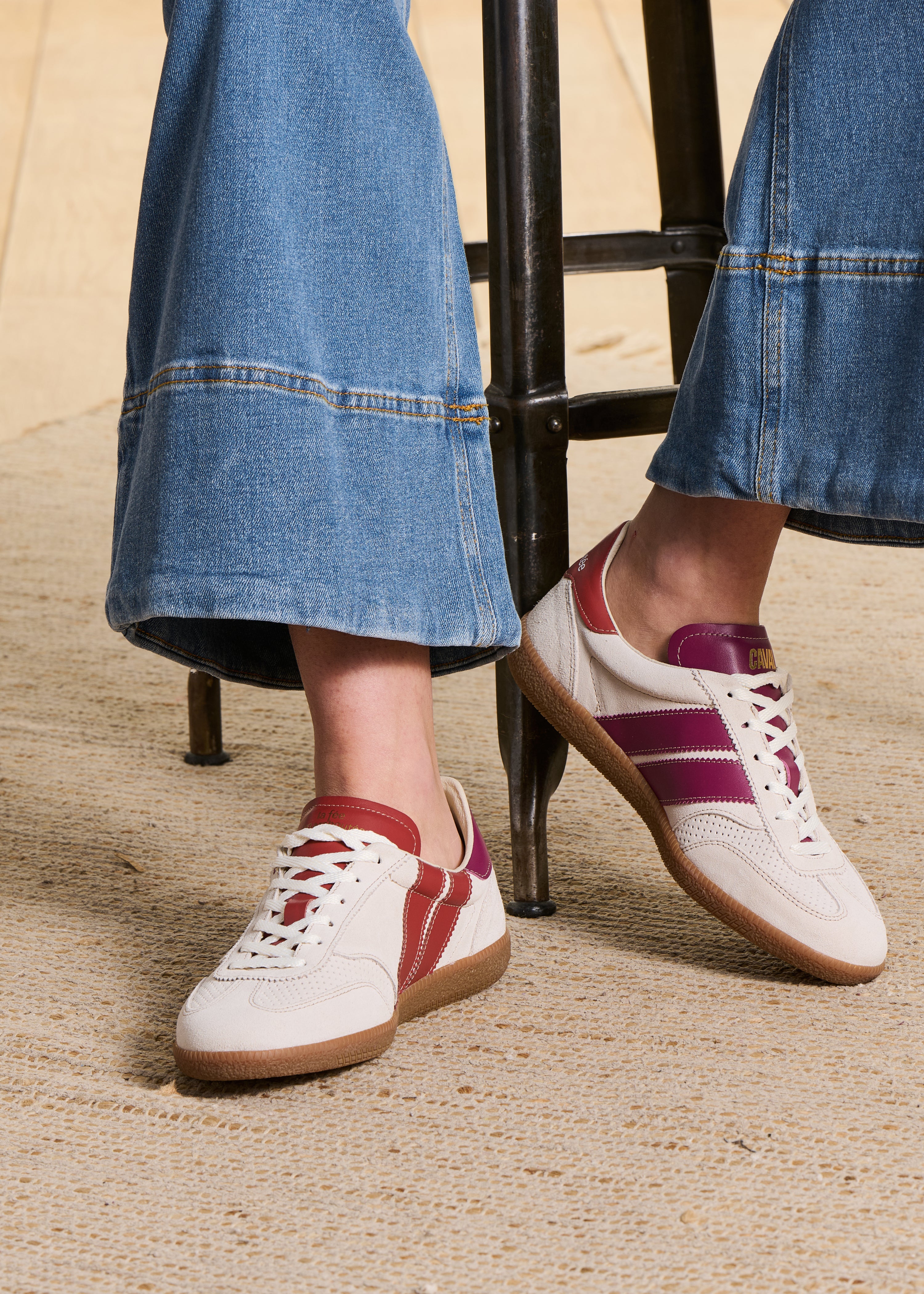 Asymmetrische paarse leren sneakers