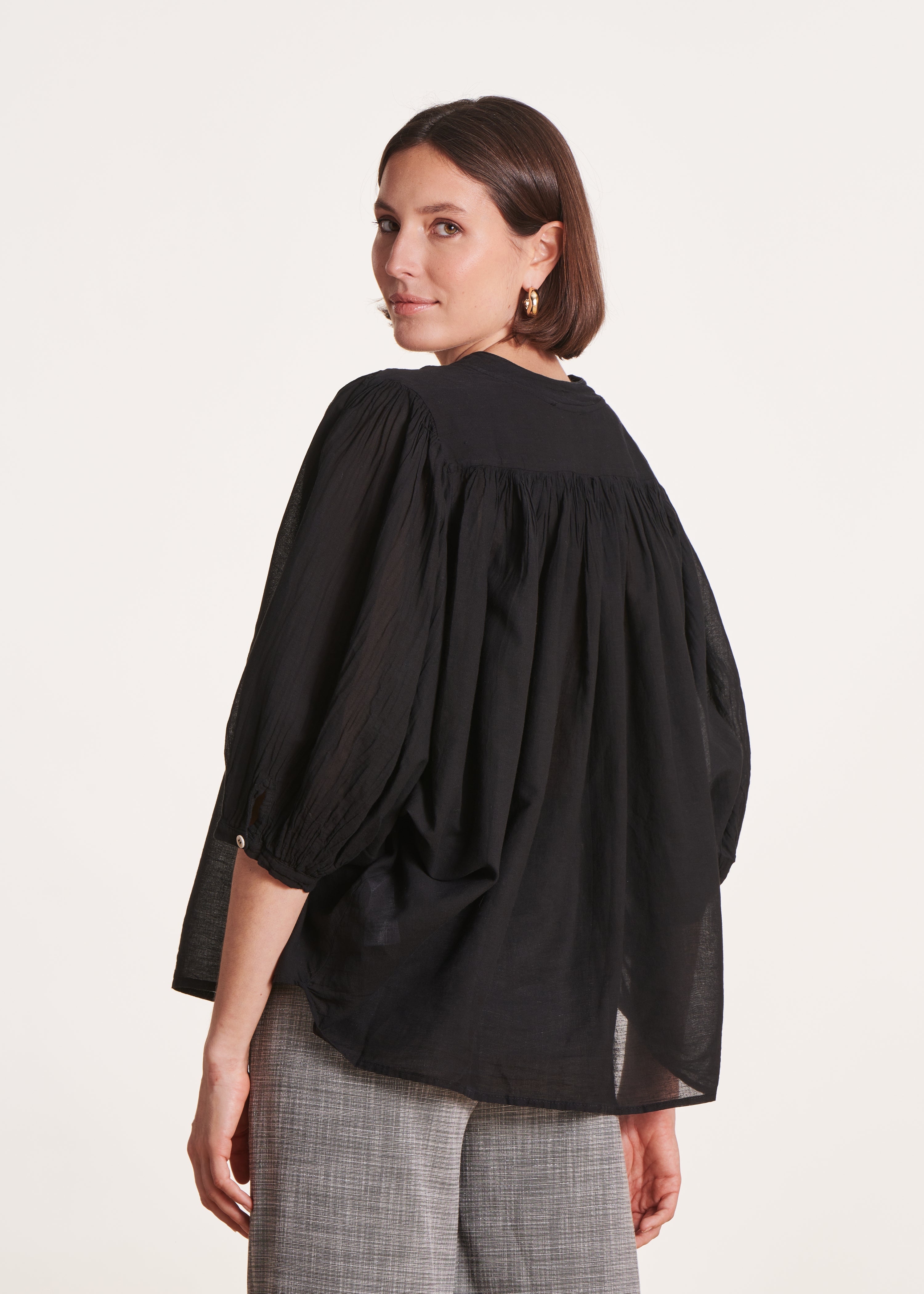 Chemisier noir en voile de coton fluide
