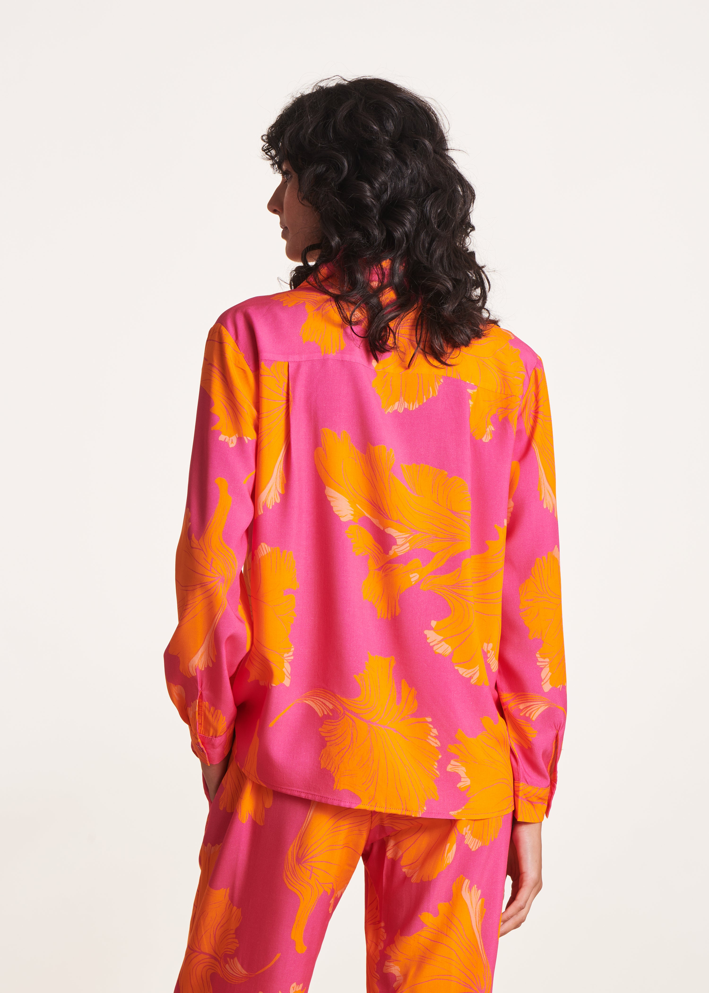 Camicia aderente con stampa floreale rosa e arancione
