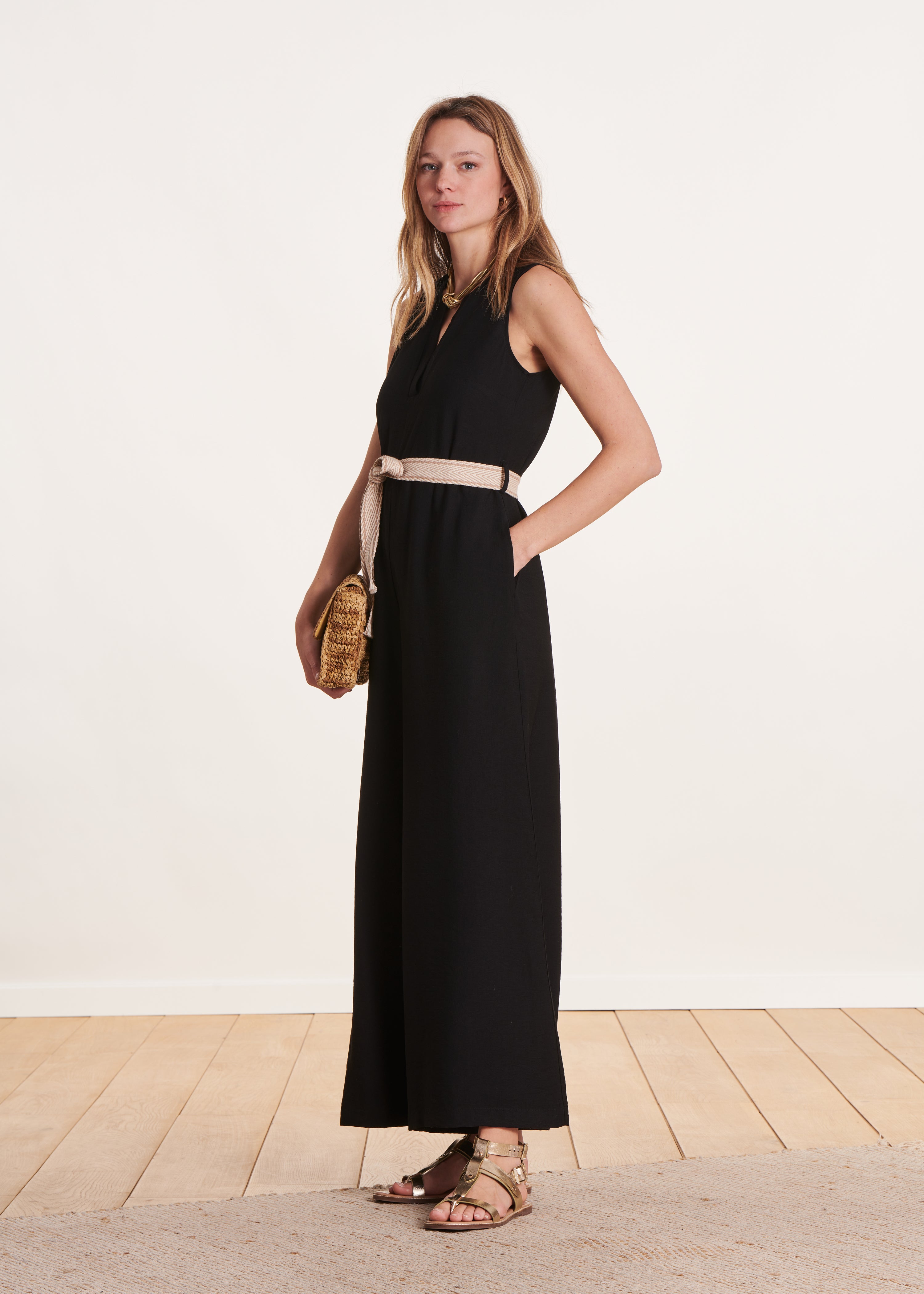 Schwarzer, ärmelloser, fließender Jacquard-Jumpsuit