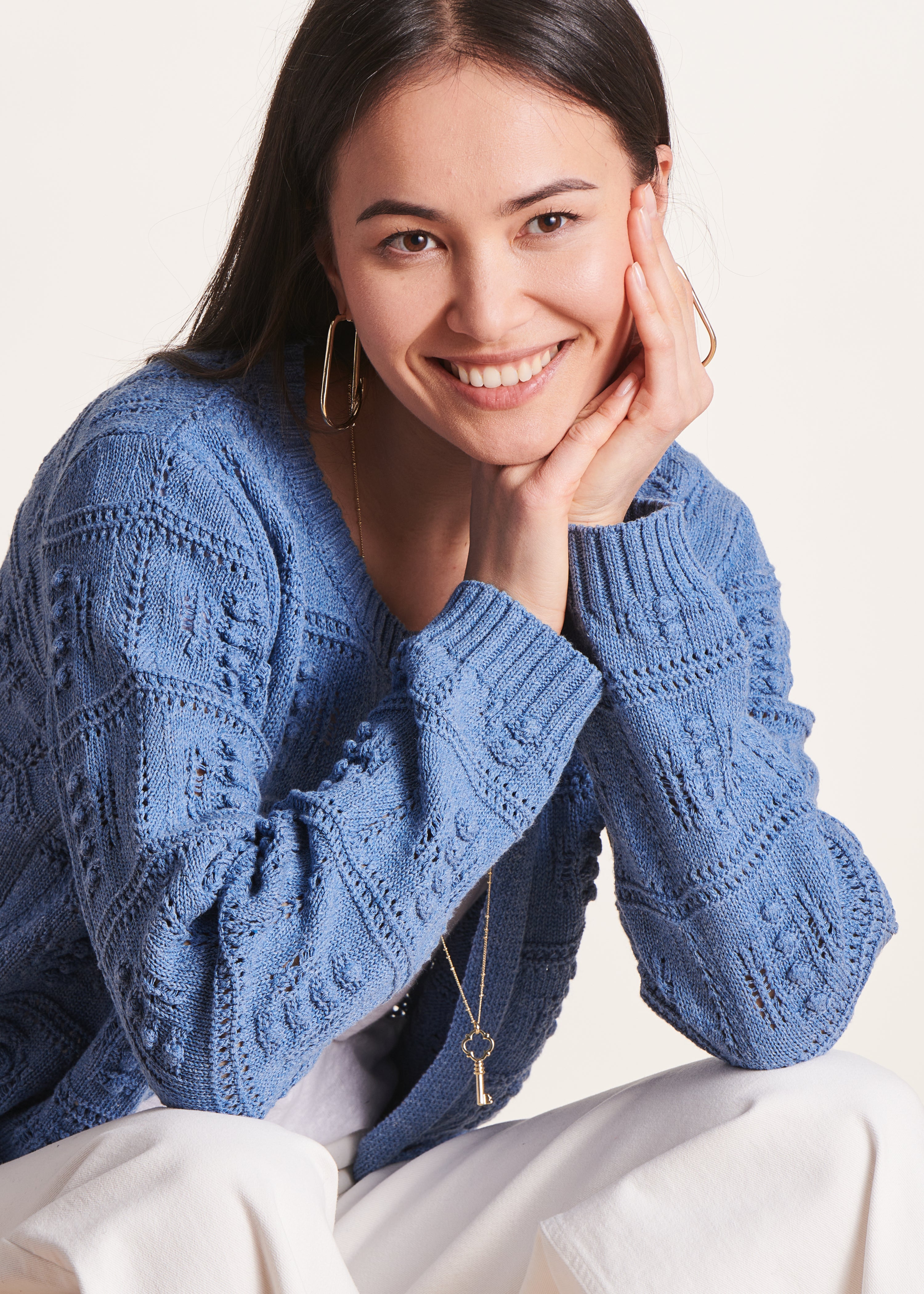 Colete azul aberto em malha de crochet