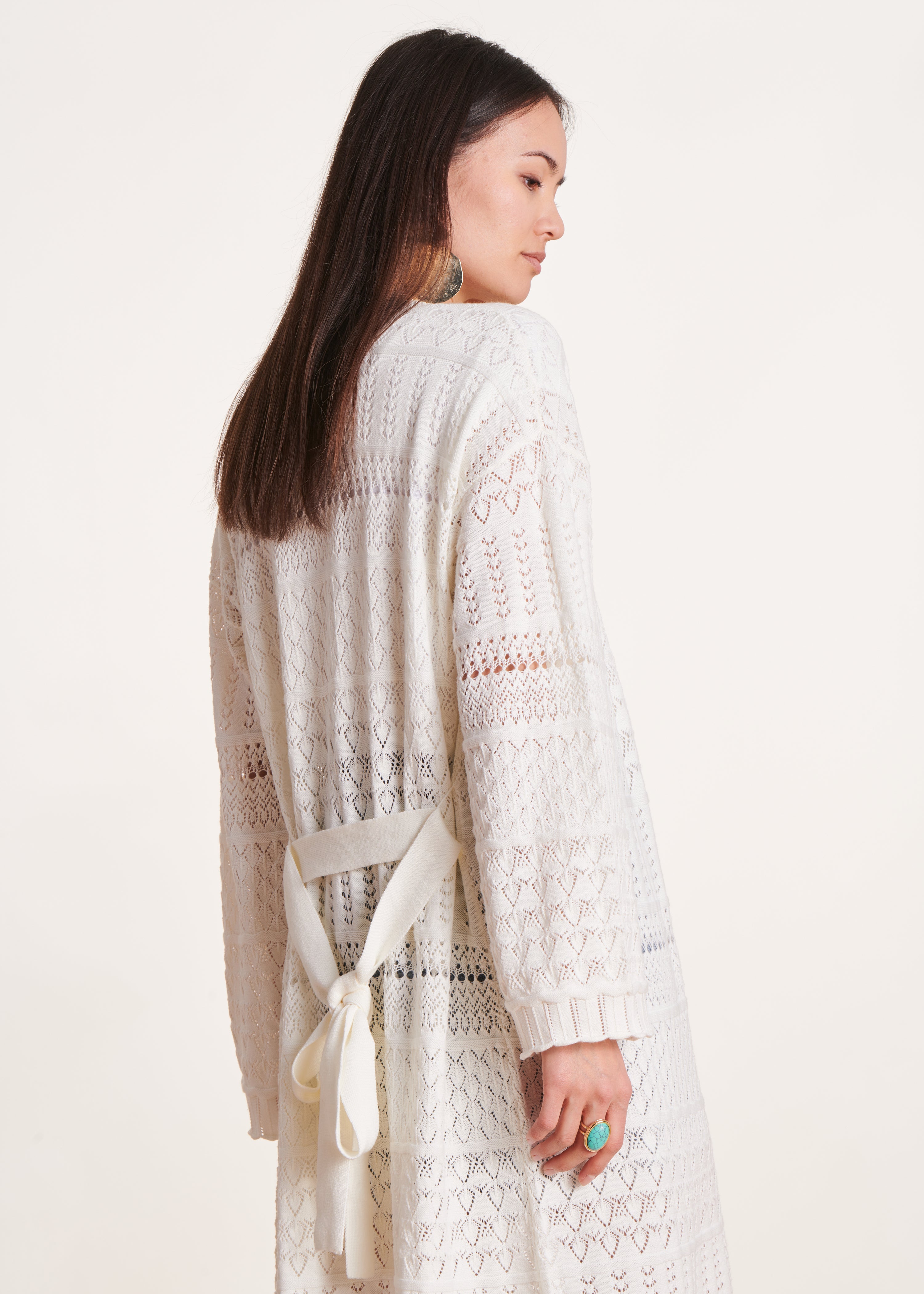 Lange ecrufarbene Strickjacke mit langen Ärmeln