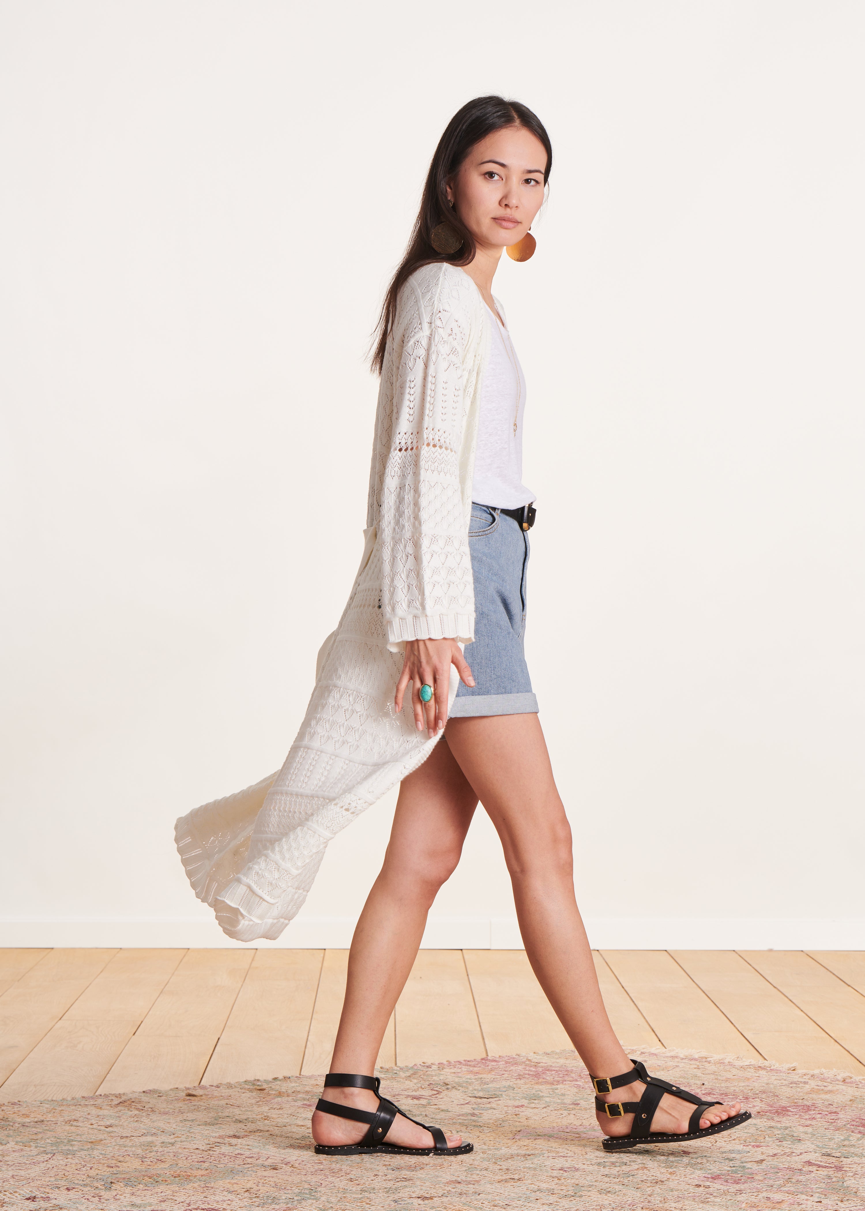 Lange ecrufarbene Strickjacke mit langen Ärmeln